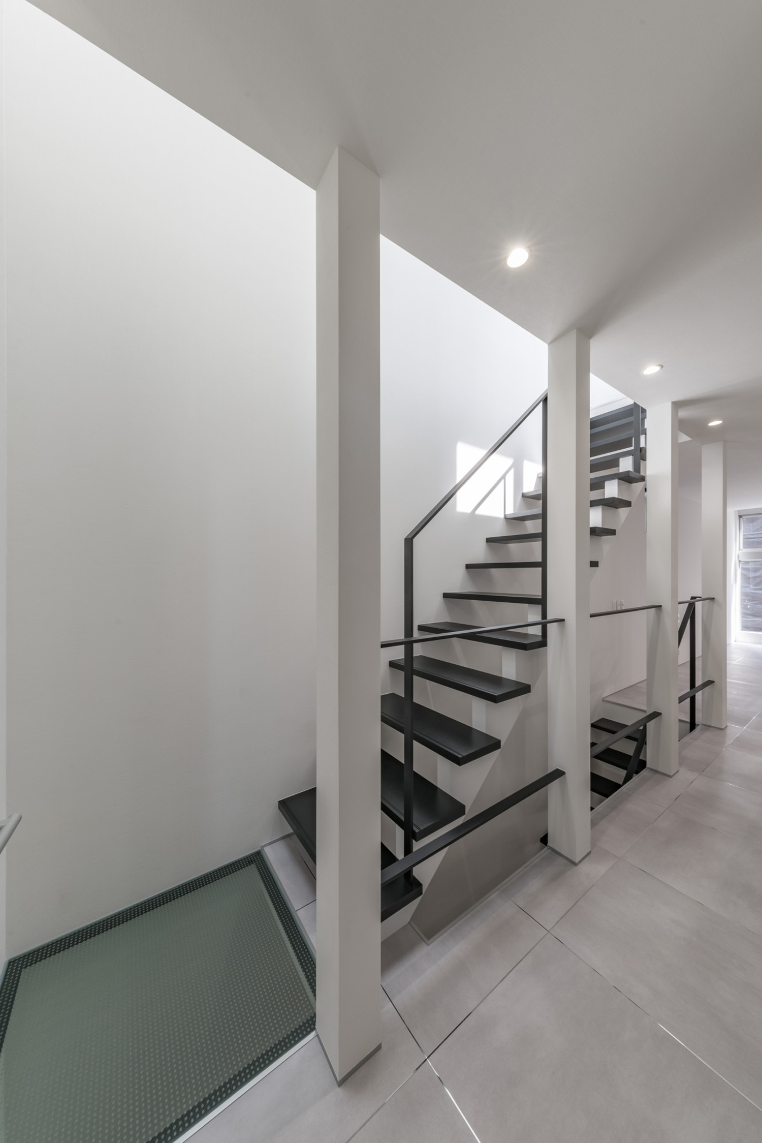 グレーのタイルのLDKにある黒いスケルトンのリビングイン階段・デザイン住宅 注文住宅・デザイン住宅建築実例_『CASE646 鏡の家』_階段