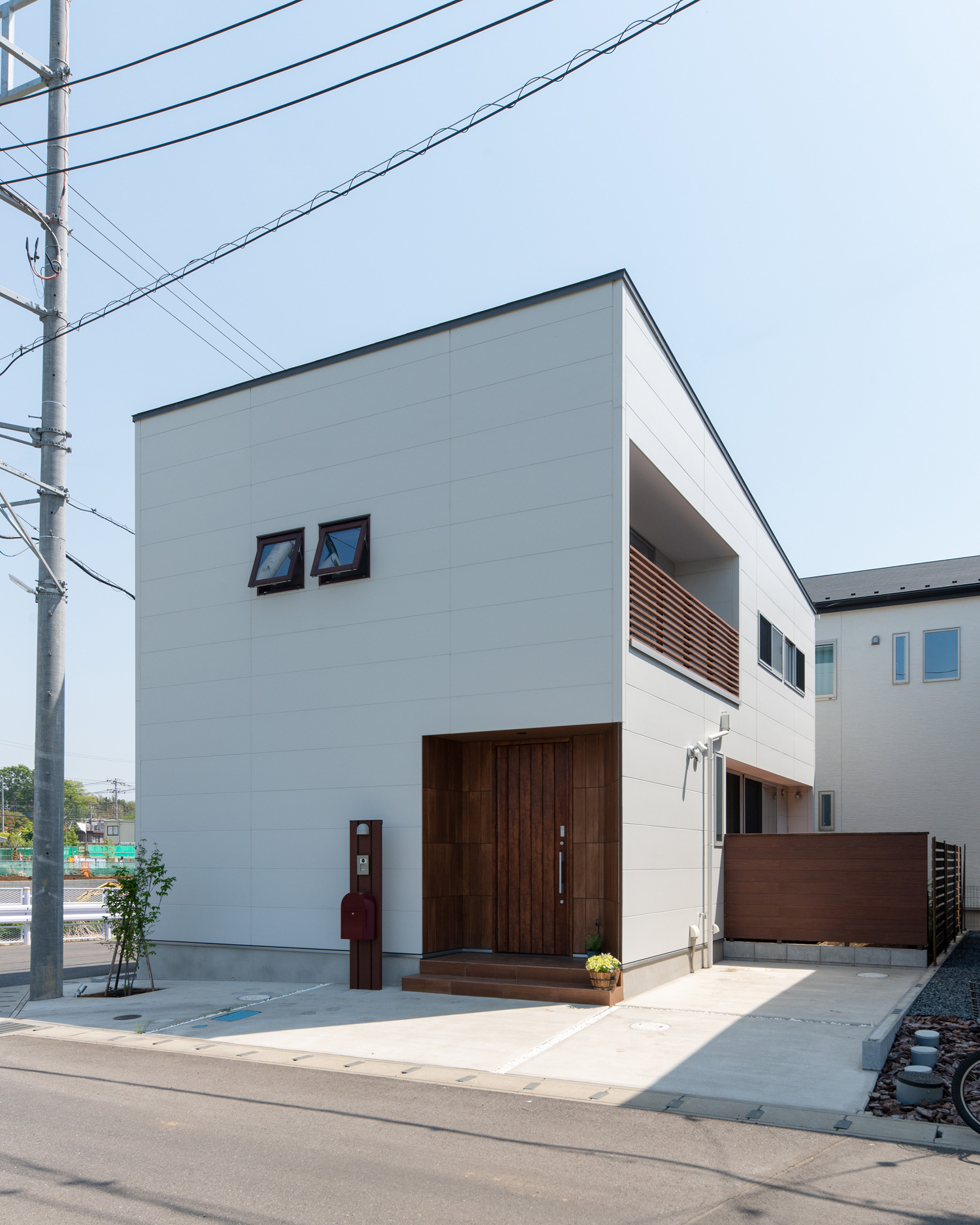 庭やベランダがある白いキューブ状の住宅を斜めから見た様子・デザイン住宅 注文住宅・デザイン住宅建築実例_『CASE647 ニコニコハウス』_外観