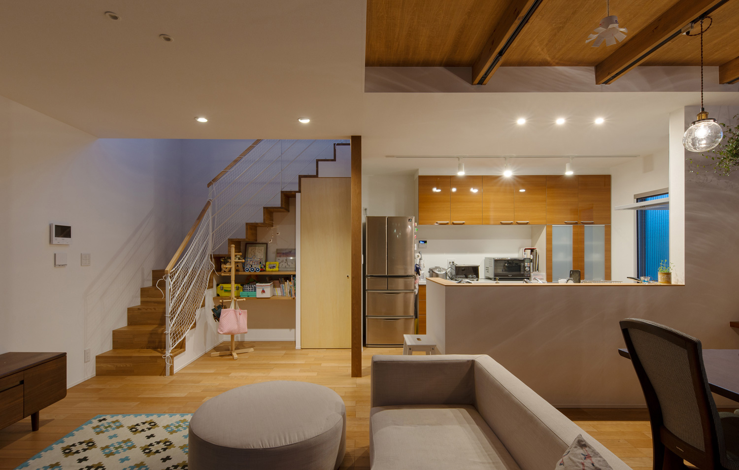 天井にダウンライトが取り付けられたLDK・デザイン住宅 注文住宅・デザイン住宅建築実例_『CASE647 ニコニコハウス』_LDK