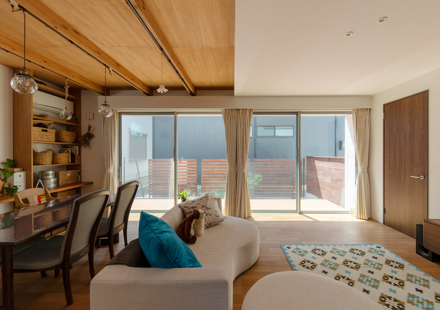 テラスに繋がる大きな窓がある、天井のデザインが途中で切り替わったLDK・デザイン住宅 注文住宅・デザイン住宅建築実例_『CASE647 ニコニコハウス』_LDK