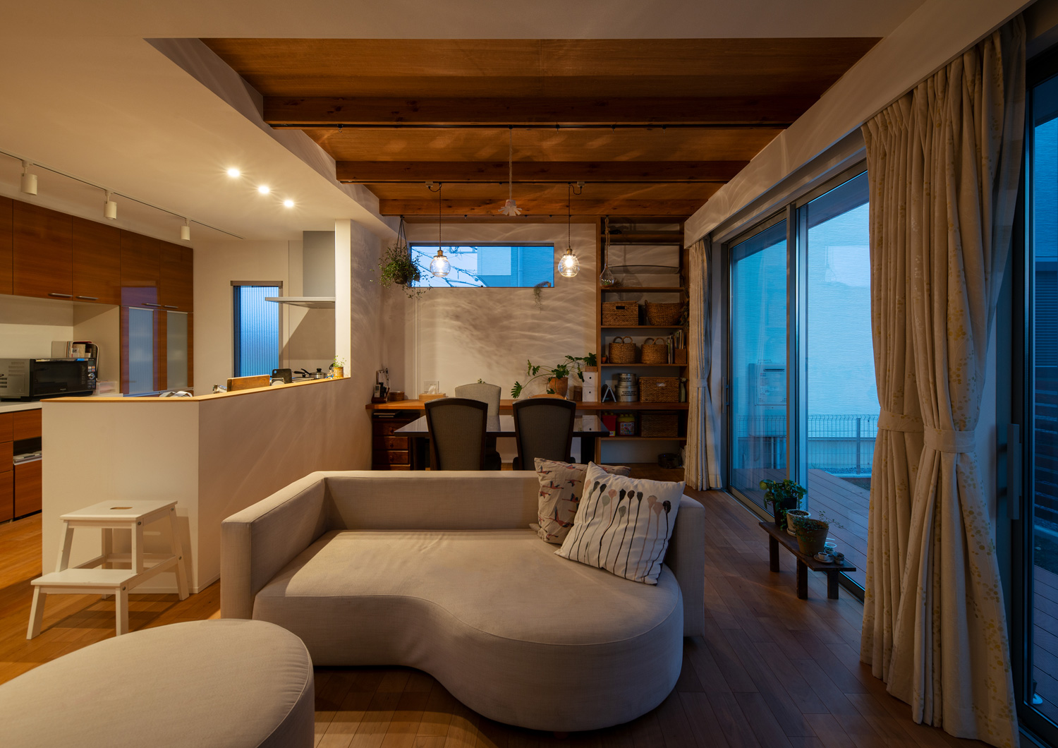 ダウンライトとペンダントライトに照らされる天井の一部が木目になったLDK・デザイン住宅 注文住宅・デザイン住宅建築実例_『CASE647 ニコニコハウス』_LDK