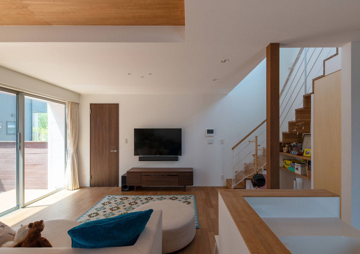 大きな窓やリビングイン階段があるフローリングのLDK・デザイン住宅 注文住宅・デザイン住宅建築実例_『CASE647 ニコニコハウス』_LDK