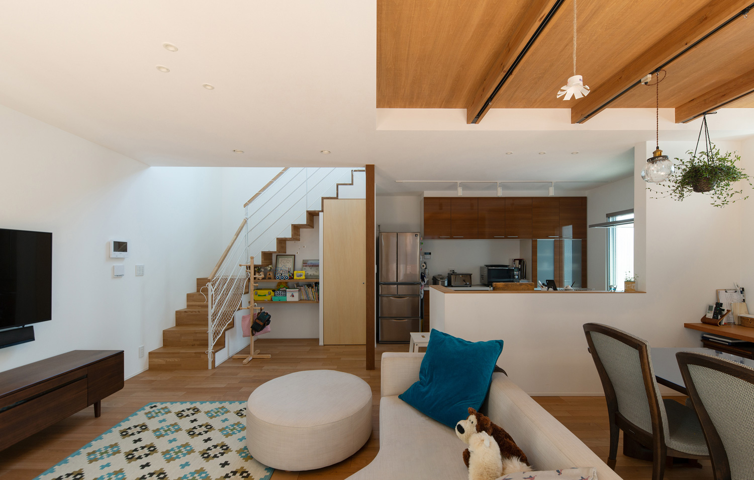 天井の一部が梁見せ天井となった白いソファーのあるLDK・デザイン住宅 注文住宅・デザイン住宅建築実例_『CASE647 ニコニコハウス』_LDK