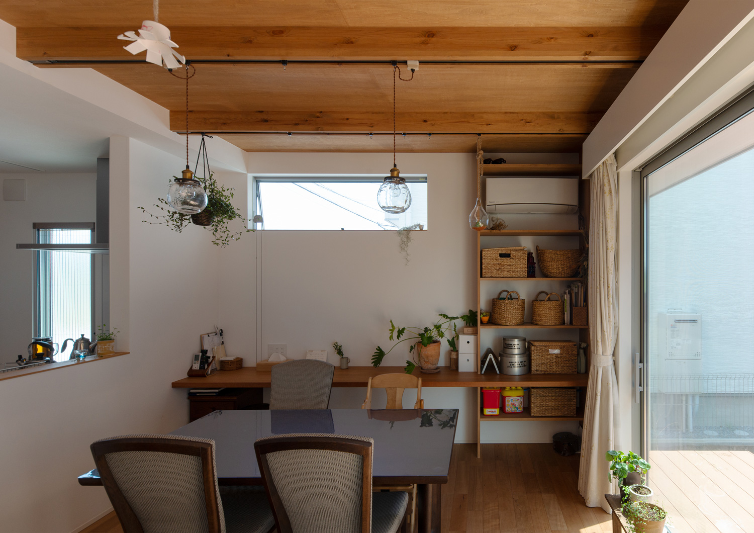 スリット窓と大きな窓がある梁見せ天井のLDK・デザイン住宅 注文住宅・デザイン住宅建築実例_『CASE647 ニコニコハウス』_LDK