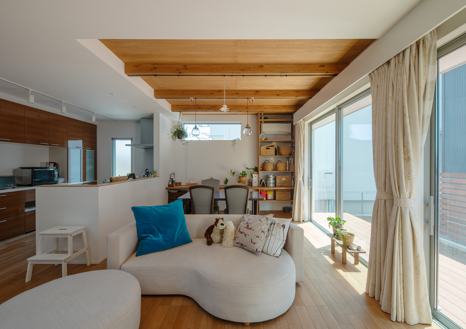 天井の一部に木目が見える、テラスと繋がる窓があるLDK・デザイン住宅 注文住宅・デザイン住宅建築実例_『CASE647 ニコニコハウス』_LDK