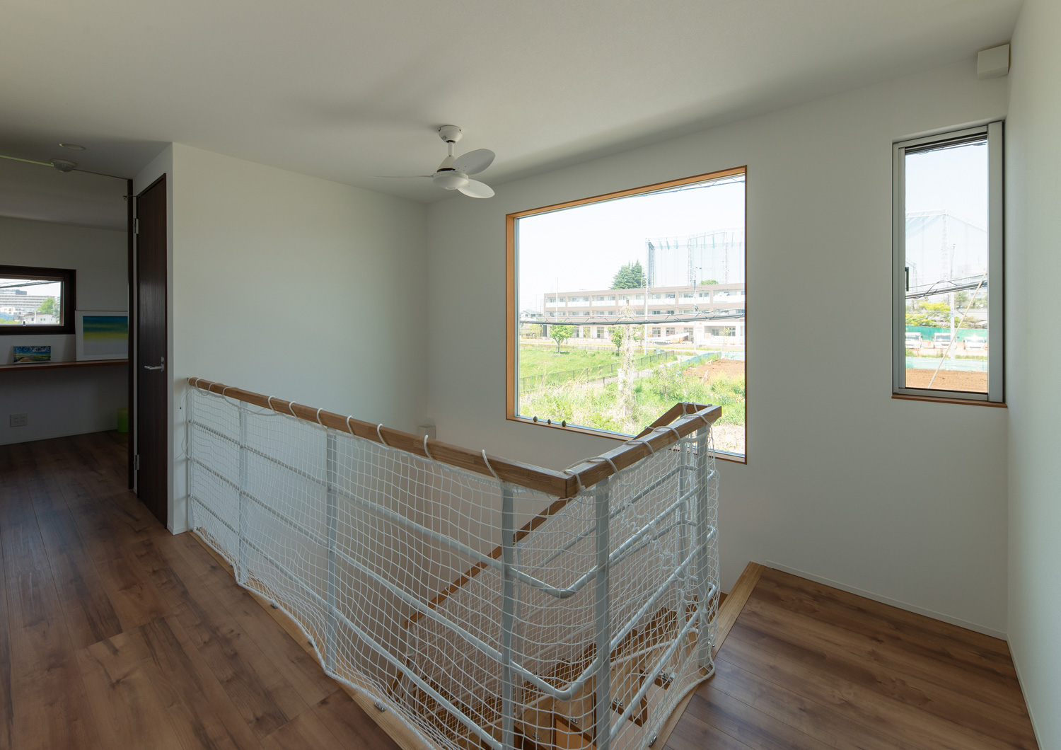 外の景色が見える階段のそばにある窓・デザイン住宅 注文住宅・デザイン住宅建築実例_『CASE647 ニコニコハウス』_階段