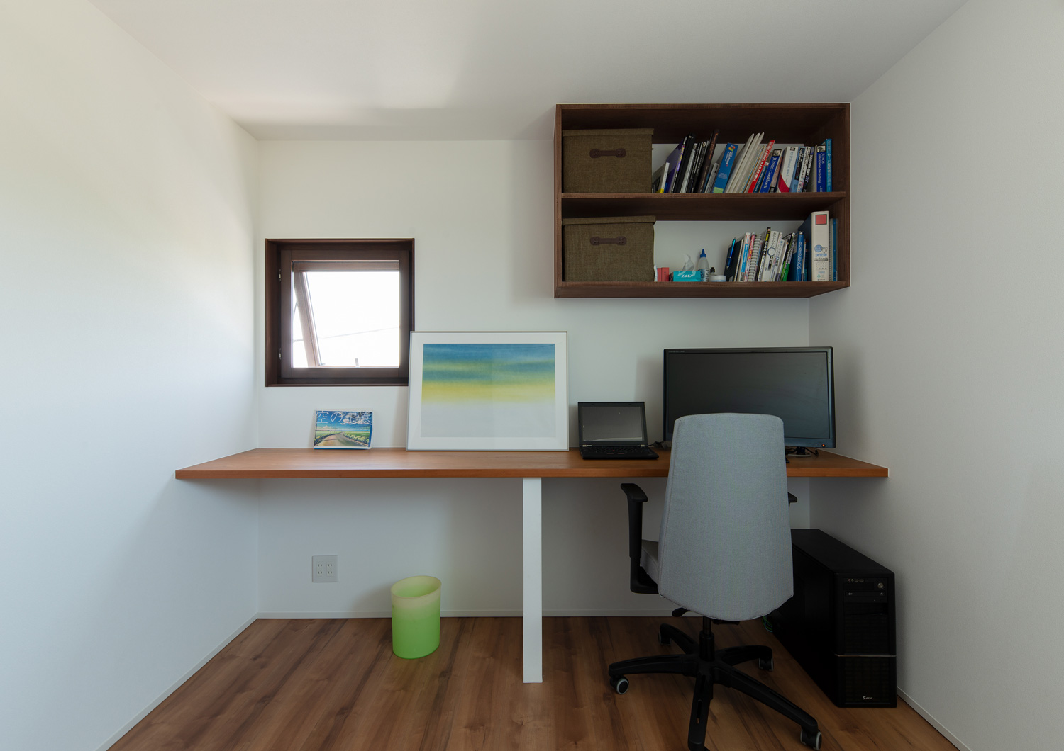 壁付けデスクだけでなく、小さな窓や壁付けの棚を設けた書斎・デザイン住宅 注文住宅・デザイン住宅建築実例_『CASE647 ニコニコハウス』_書斎