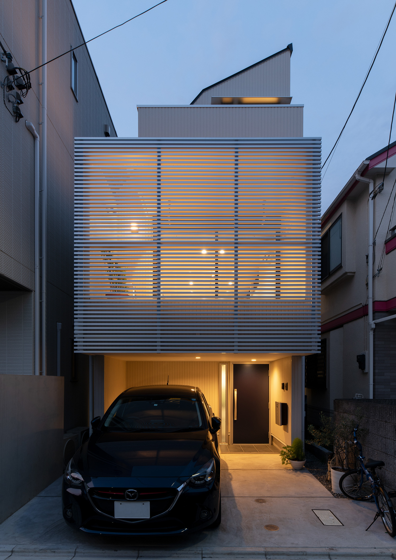 アルミのルーバーからバルコニーの光が漏れる外観・デザイン住宅 注文住宅・デザイン住宅建築実例_『CASE648 白鍵の家』_外観