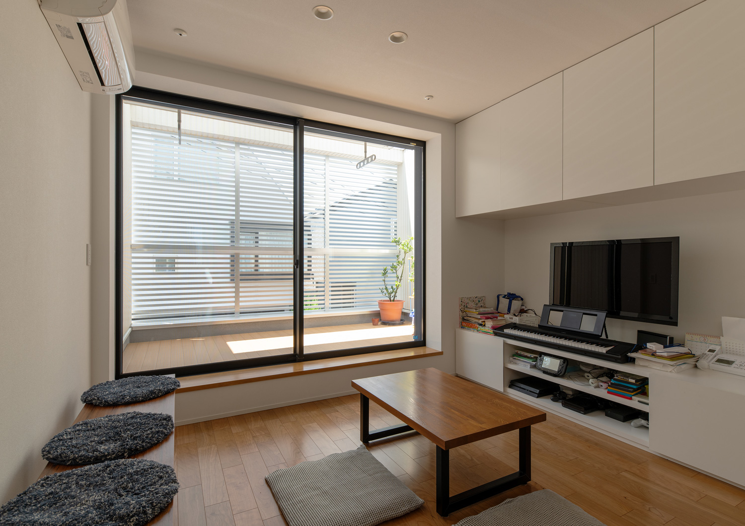 ウッドデッキのバルコニーと繋がる大きな窓があるLDK・デザイン住宅 注文住宅・デザイン住宅建築実例_『CASE648 白鍵の家』_LDK