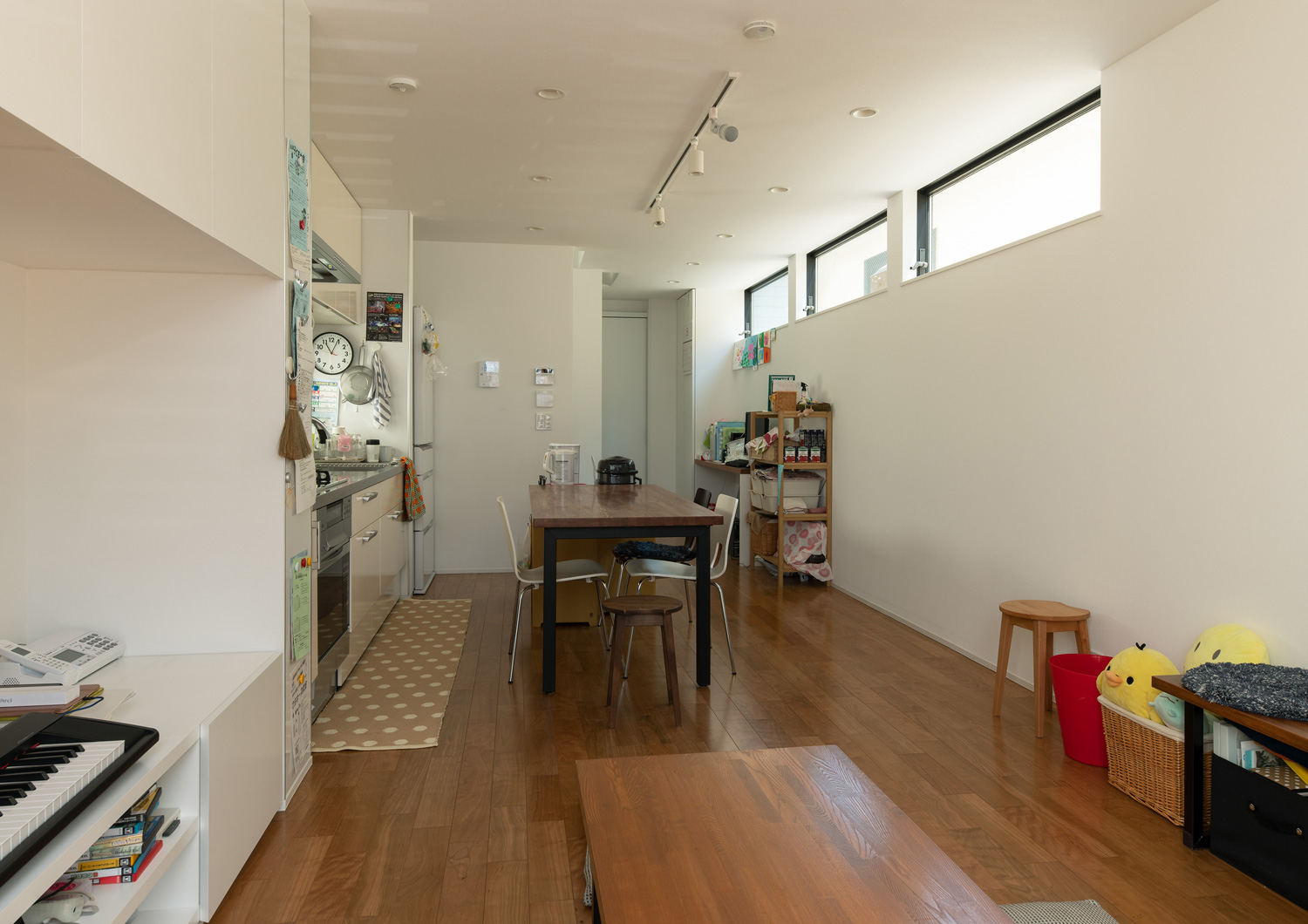 天井近くにスリット窓が設けられたフローリングのLDK・デザイン住宅 注文住宅・デザイン住宅建築実例_『CASE648 白鍵の家』_LDK