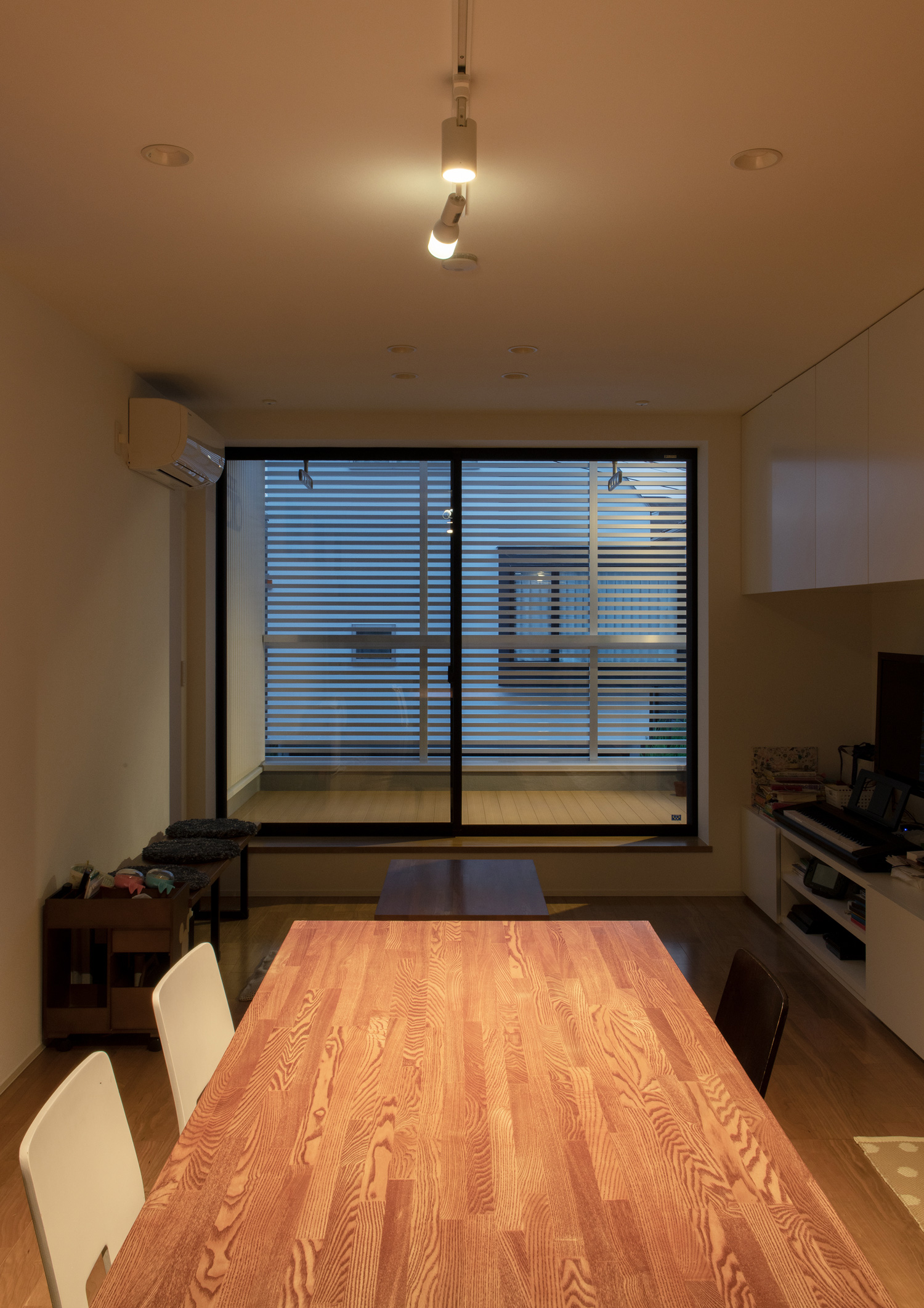 天井にスポットライトが取り付けられた木のダイニングテーブル・デザイン住宅 注文住宅・デザイン住宅建築実例_『CASE648 白鍵の家』_LDK