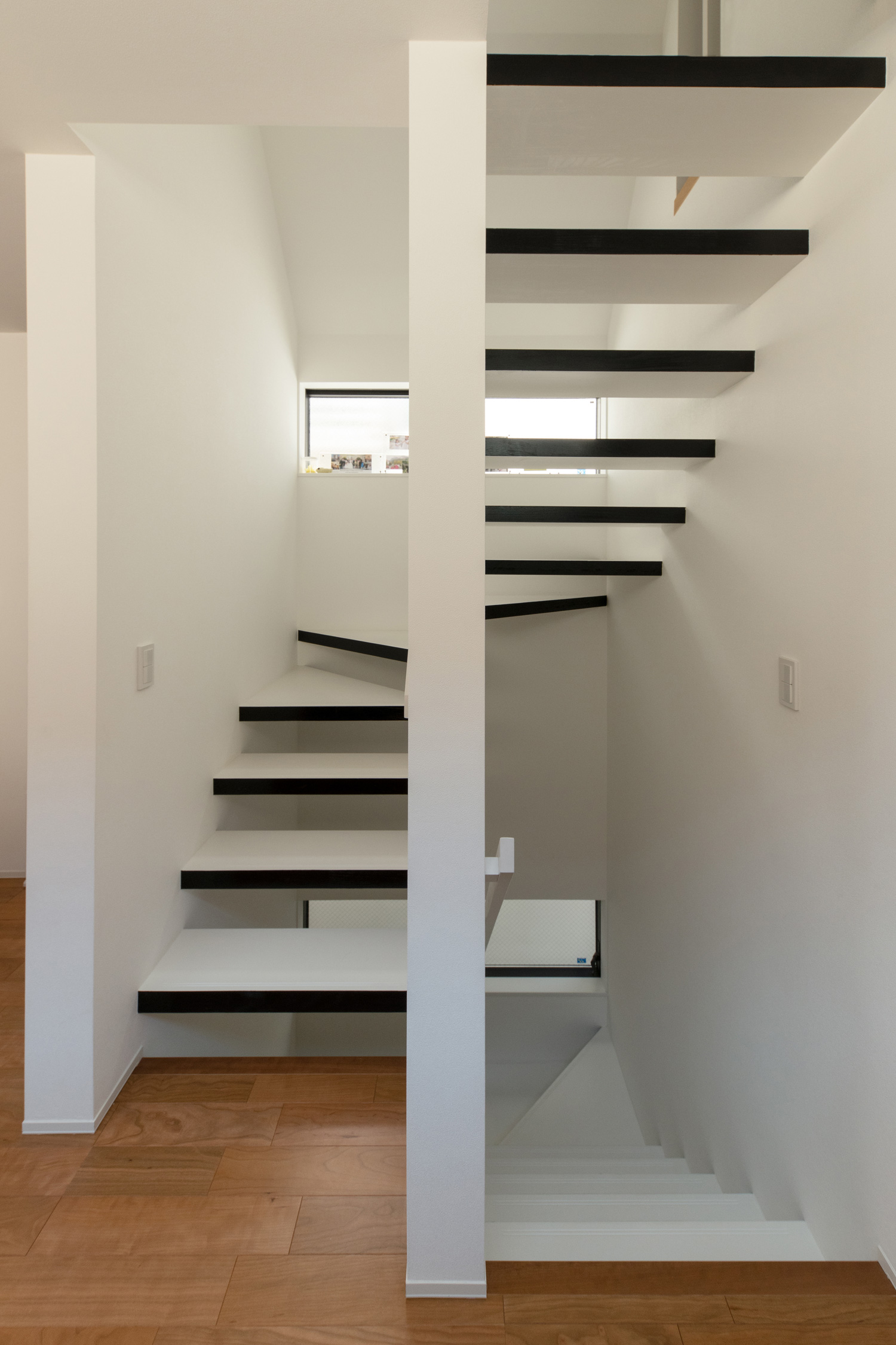 階段途中にスリット窓が取り付けられた白いスケルトン階段・デザイン住宅 注文住宅・デザイン住宅建築実例_『CASE648 白鍵の家』_階段