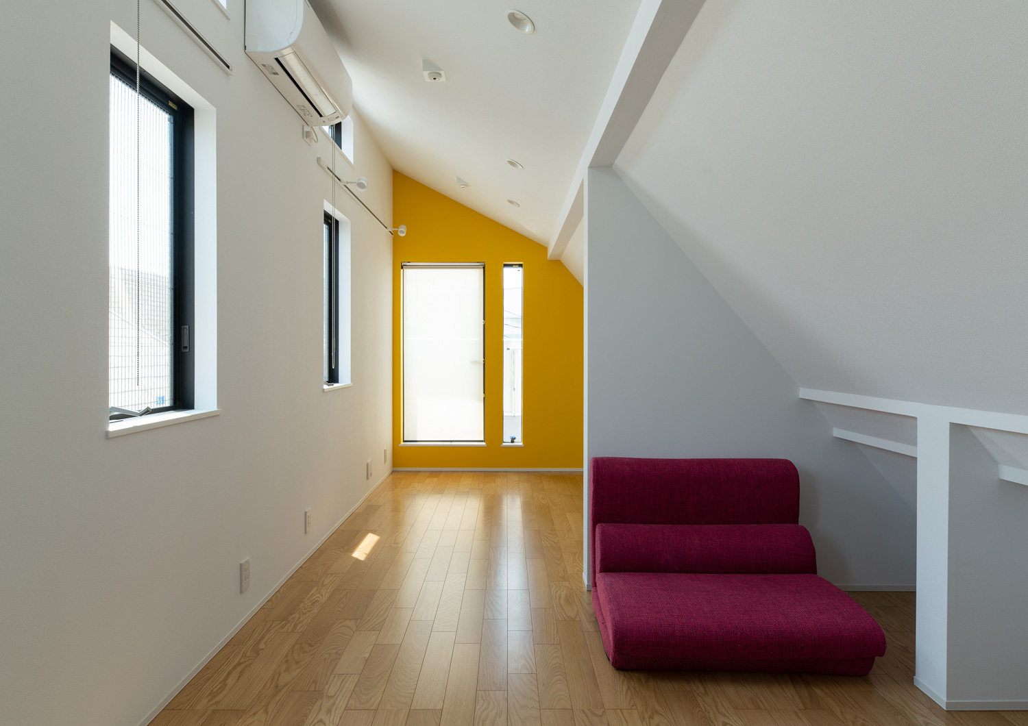 黄色いアクセントクロスに窓が設けられた母屋下がりの部屋・デザイン住宅 注文住宅・デザイン住宅建築実例_『CASE648 白鍵の家』_子供部屋