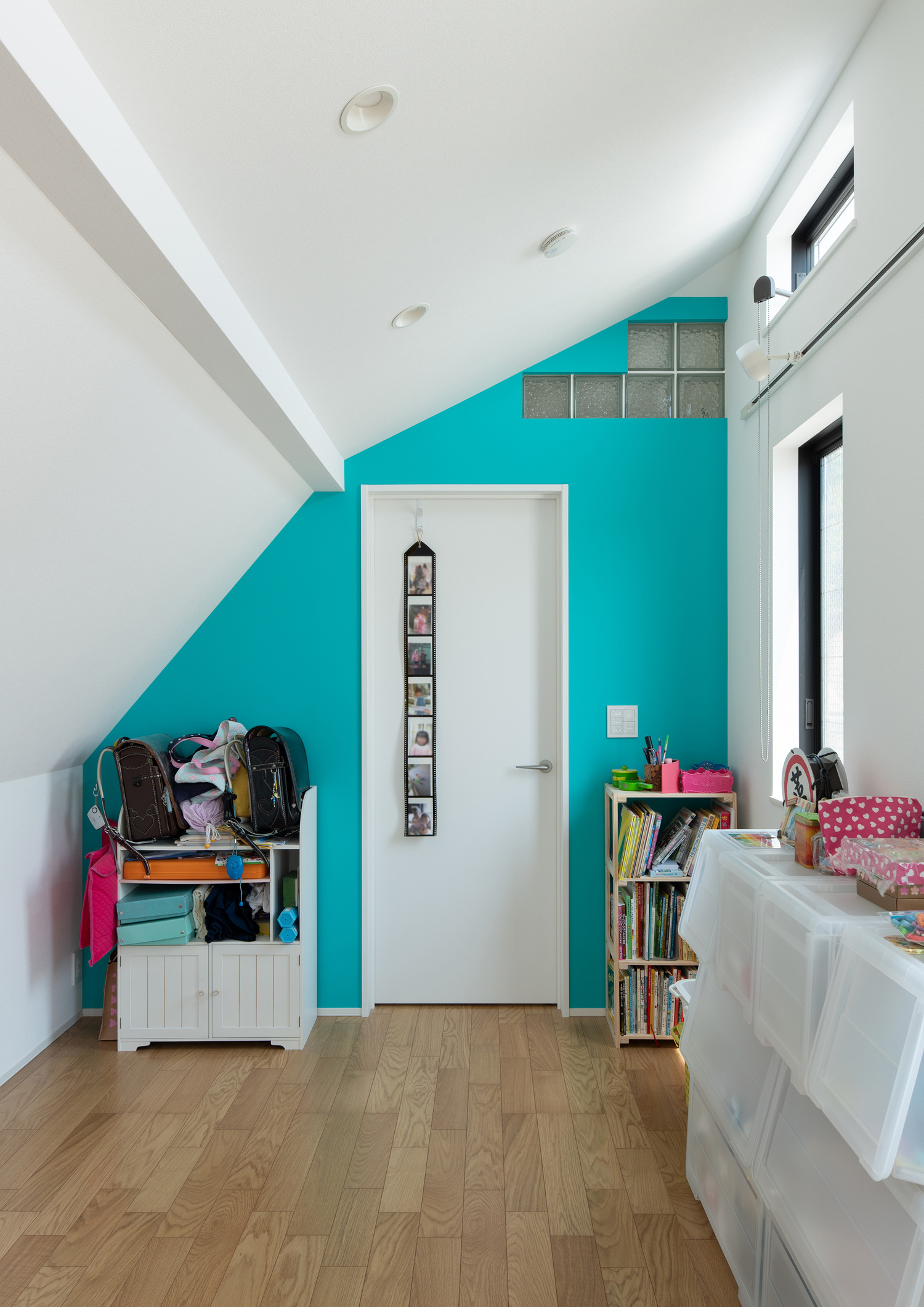 水色のアクセントクロスに扉が取り付けられた母屋下がりの部屋・デザイン住宅 注文住宅・デザイン住宅建築実例_『CASE648 白鍵の家』_子供部屋