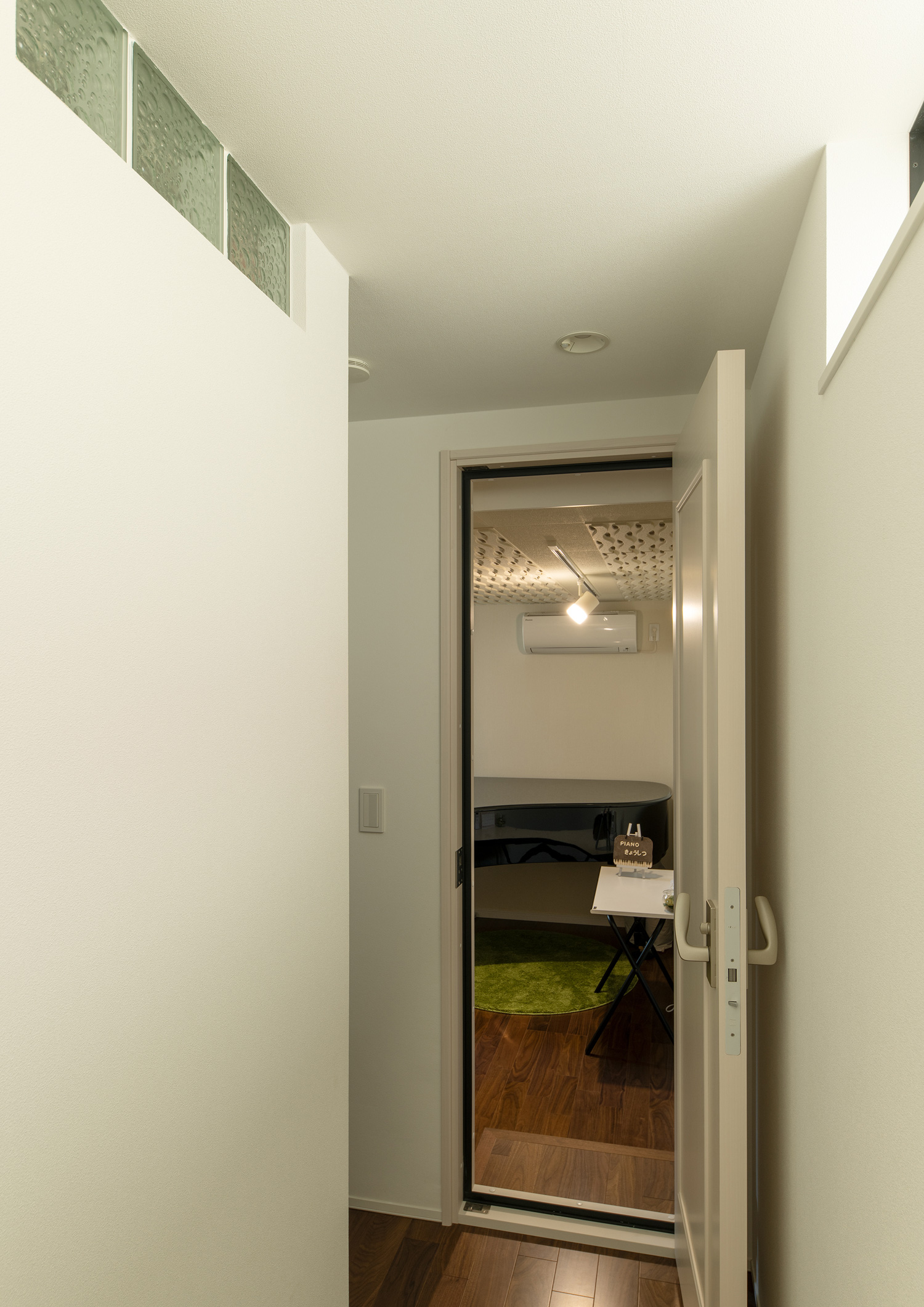 ピアノが置かれた部屋の扉が開いている様子・デザイン住宅 注文住宅・デザイン住宅建築実例_『CASE648 白鍵の家』_書斎
