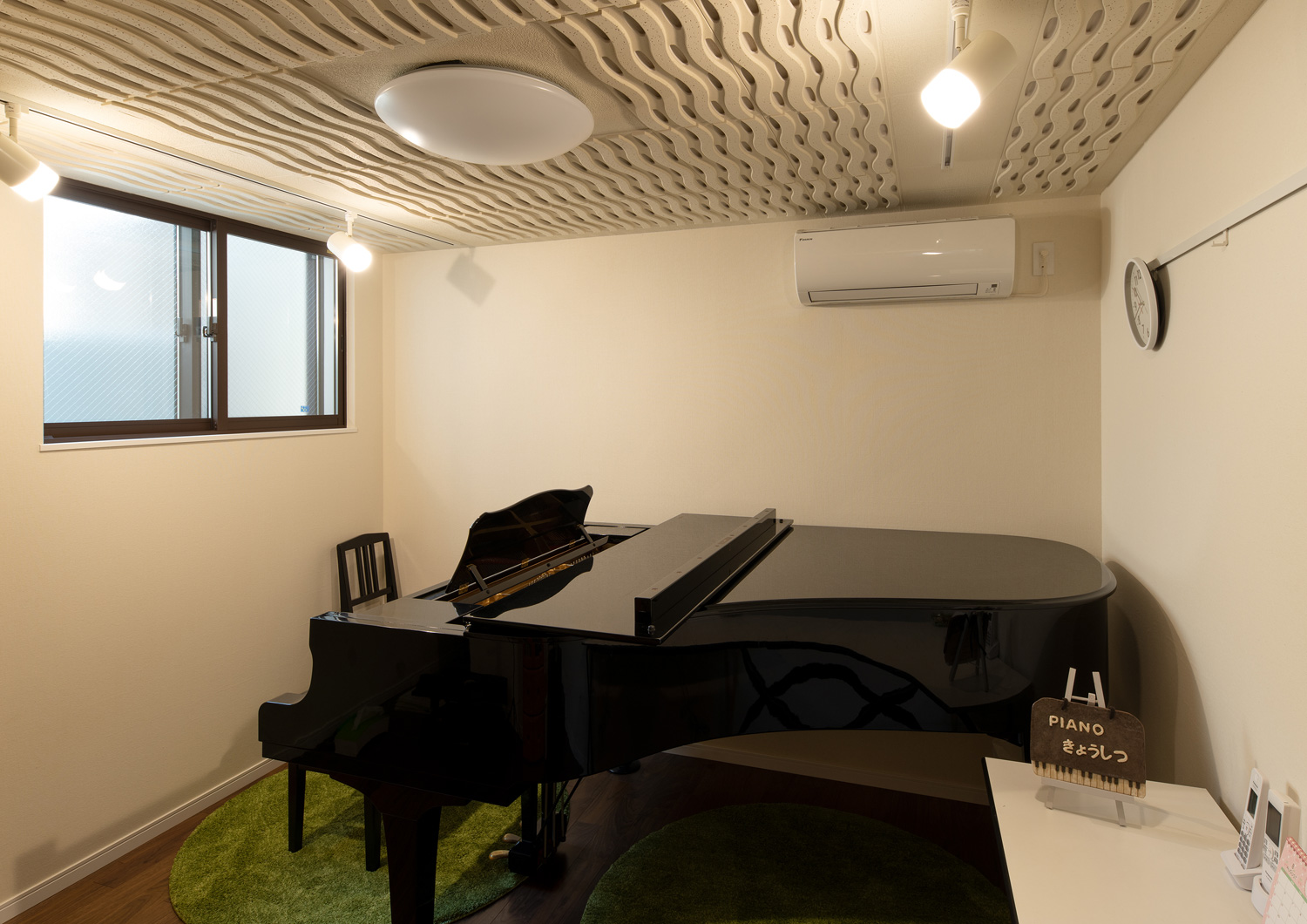 波模様の防音天井で、ピアノが置かれた部屋・デザイン住宅 注文住宅・デザイン住宅建築実例_『CASE648 白鍵の家』_書斎