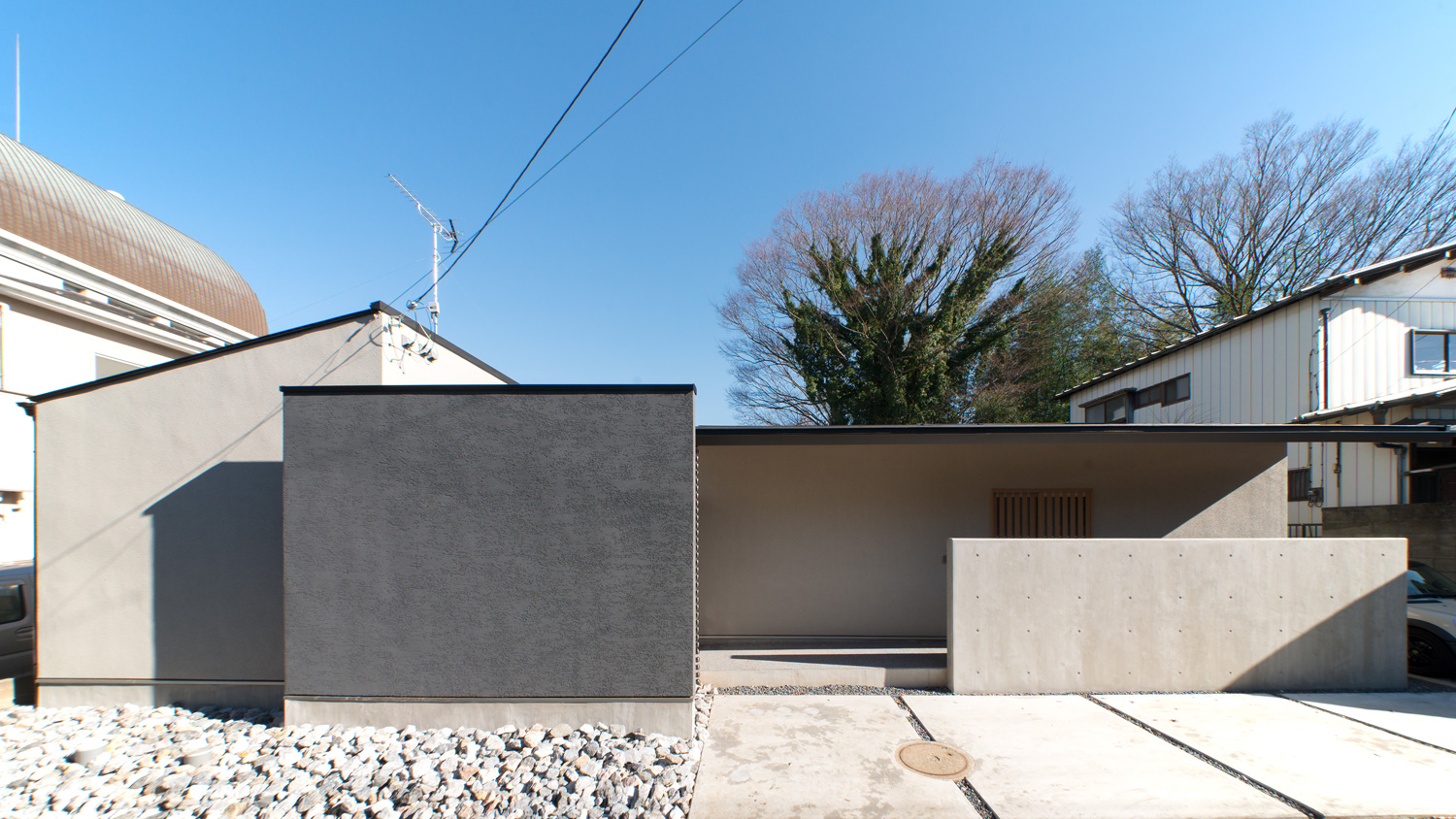 自然の残る住宅地に建てられた和モダンの平屋の外観