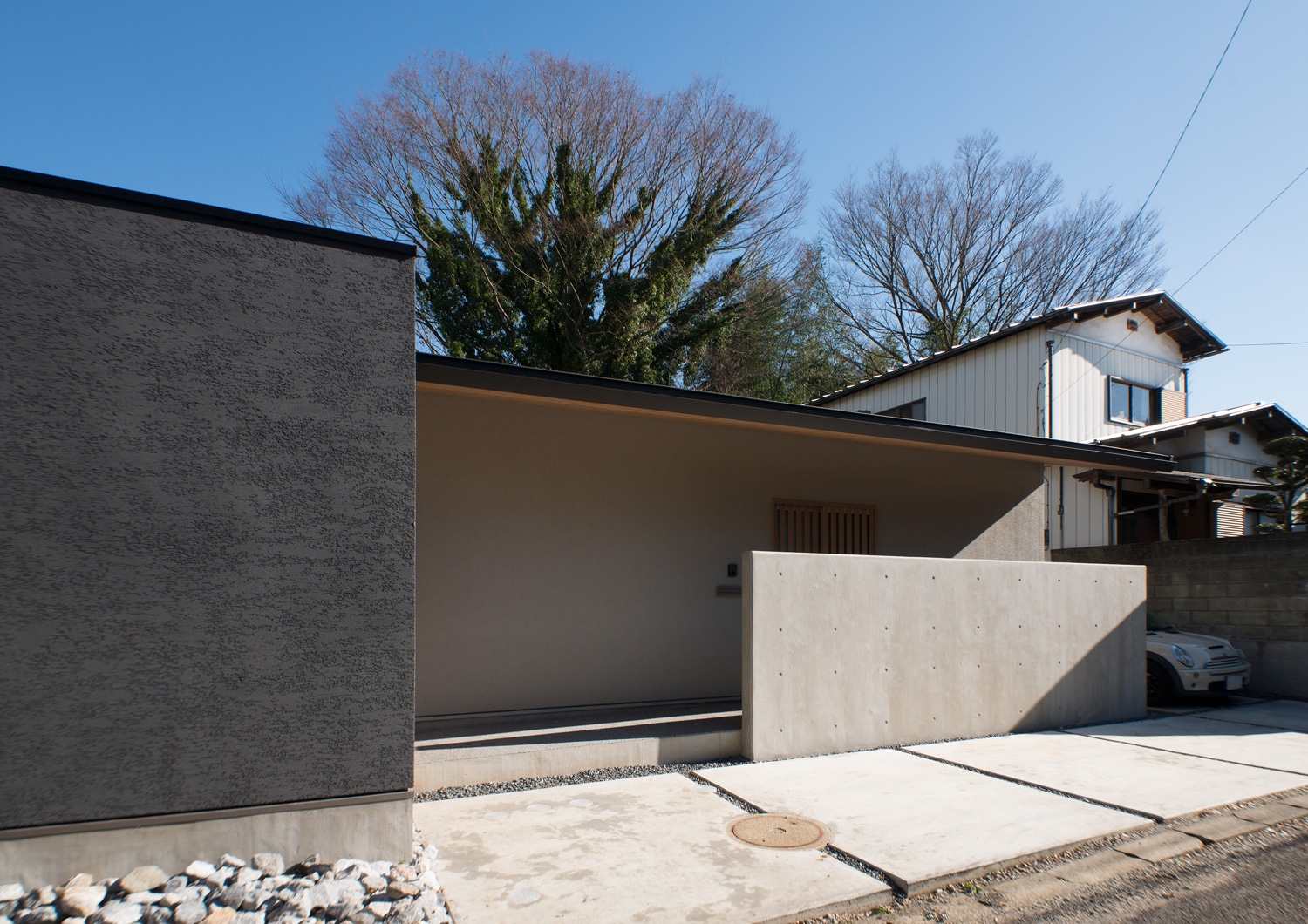 コンクリートの目隠しや黒い壁が立てられた平屋住宅・デザイン住宅 注文住宅・デザイン住宅建築実例_『CASE649 光の通り道』_外観