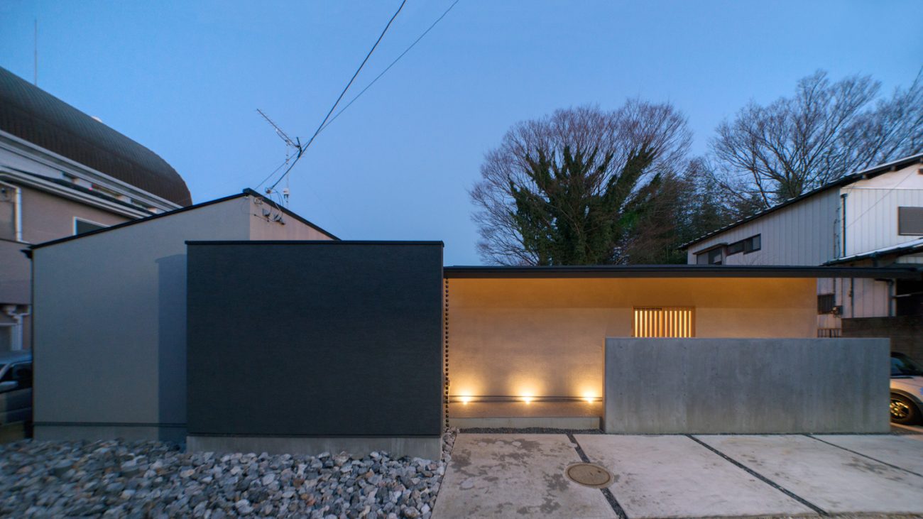 軒の深さを変え、光と庭を取り込む住まいの外観