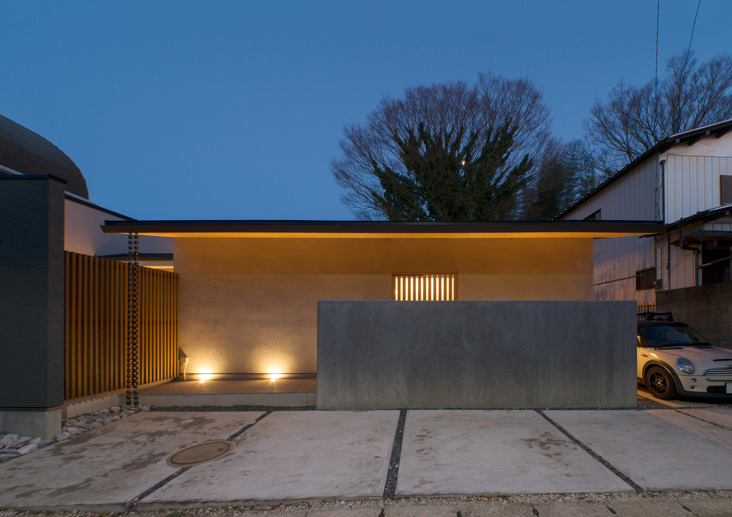 地面に取り付けられた照明に照らされる平屋住宅の外観・デザイン住宅 注文住宅・デザイン住宅建築実例_『CASE649 光の通り道』_外観