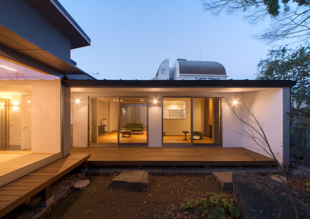 中庭とつながり、家族の気配を感じられるリビング空間