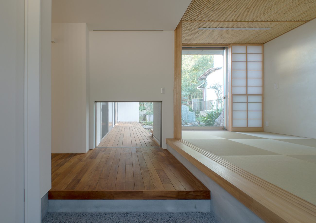 正面に縁側が見える窓があり、和室へのアクセスもスムーズな玄関・デザイン住宅 注文住宅・デザイン住宅建築実例_『CASE649 光の通り道』_玄関