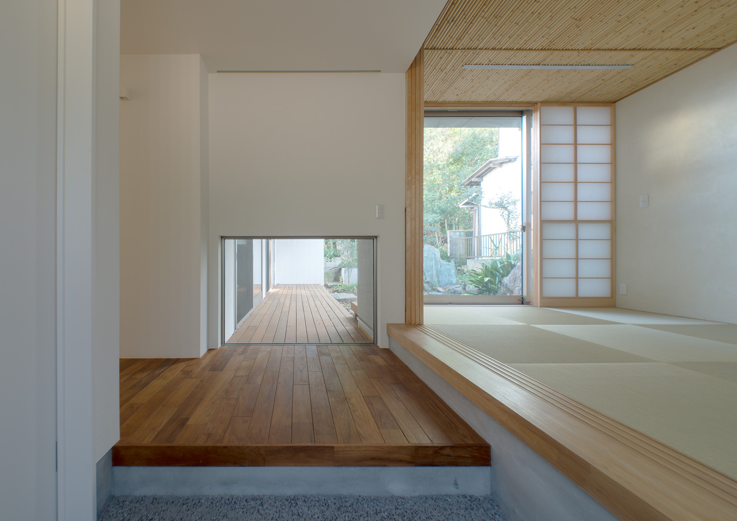 正面に縁側が見える窓があり、和室へのアクセスもスムーズな玄関・デザイン住宅 注文住宅・デザイン住宅建築実例_『CASE649 光の通り道』_玄関