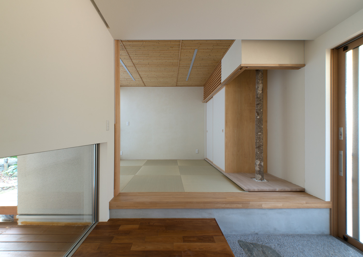 玄関の隣に小上がりになった和室がある様子・デザイン住宅 注文住宅・デザイン住宅建築実例_『CASE649 光の通り道』_玄関