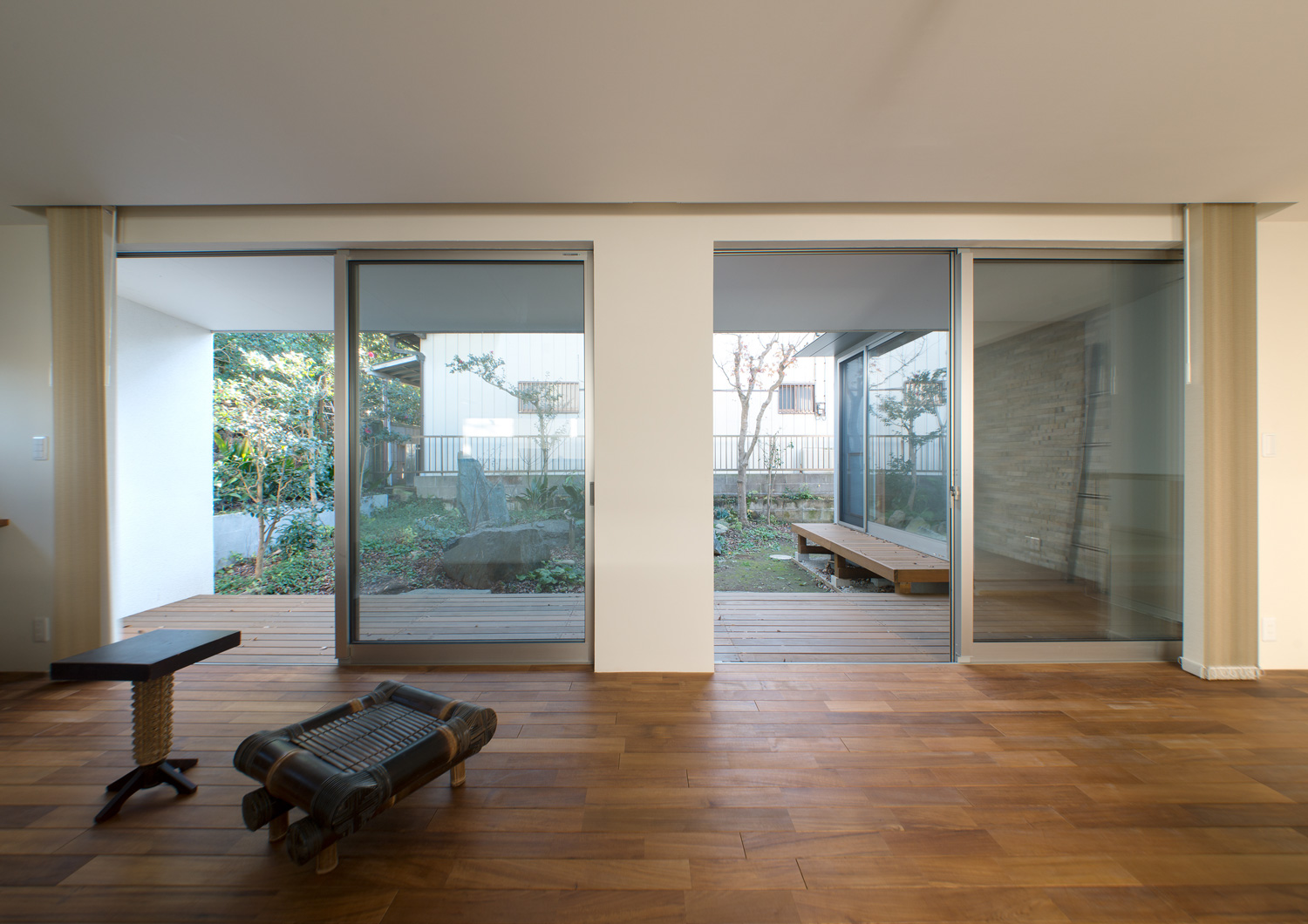 大開口窓があり、縁側とフラットに繋がるLDK・デザイン住宅 注文住宅・デザイン住宅建築実例_『CASE649 光の通り道』_LDK