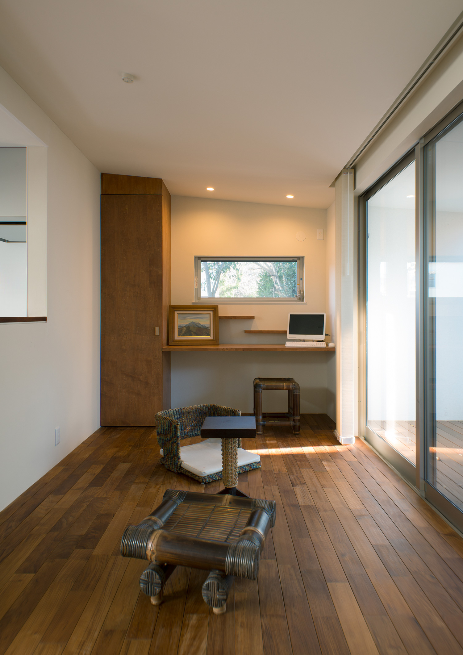 LDKの一角にある壁付けデスクの正面にスリット窓が設けられた様子・デザイン住宅 注文住宅・デザイン住宅建築実例_『CASE649 光の通り道』_LDK