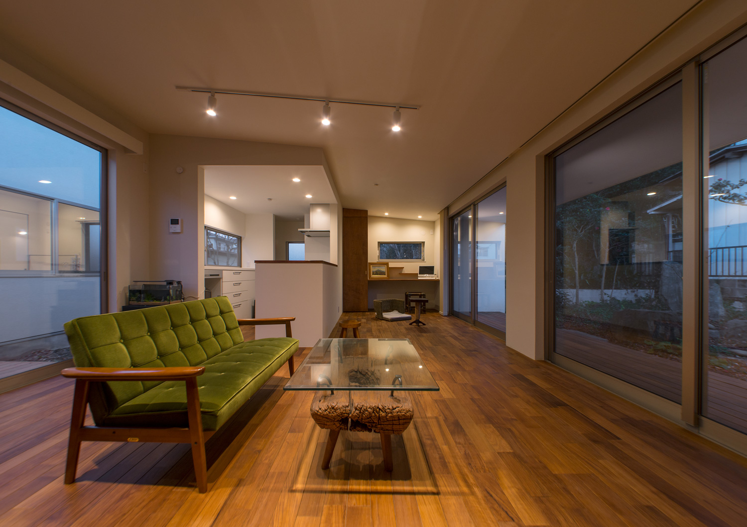 天井に取り付けたスポットライトに照らされるLDK・デザイン住宅 注文住宅・デザイン住宅建築実例_『CASE649 光の通り道』_LDK