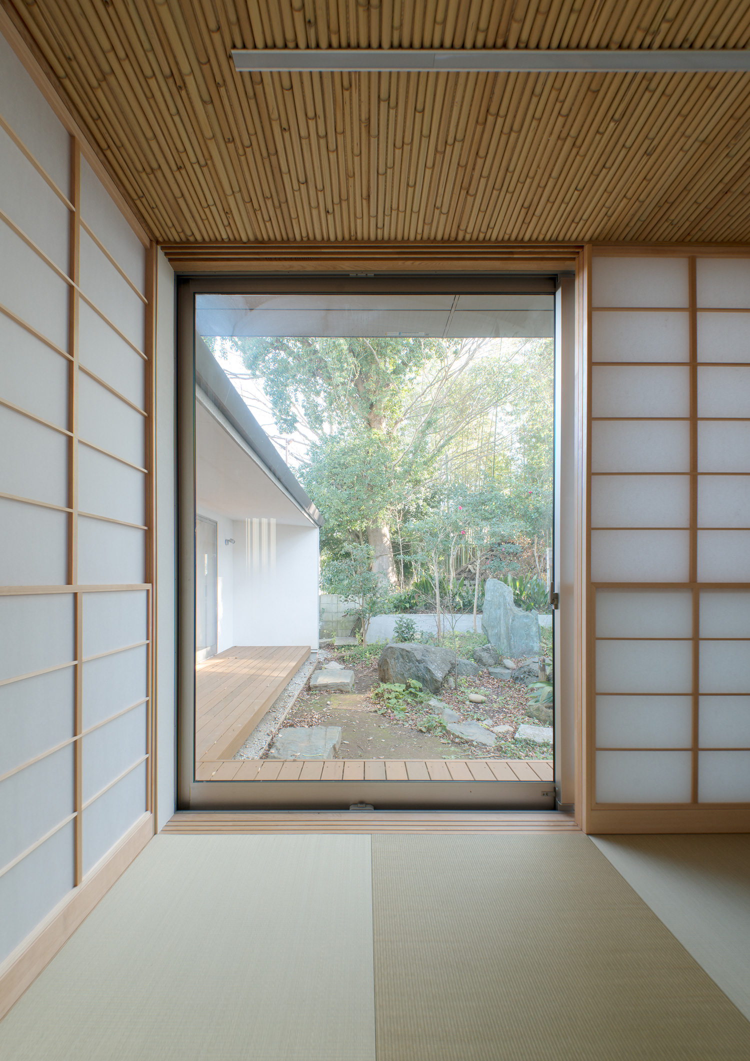 縁側とフラットに繋がっており、庭の様子が見える和室・デザイン住宅 注文住宅・デザイン住宅建築実例_『CASE649 光の通り道』_和室