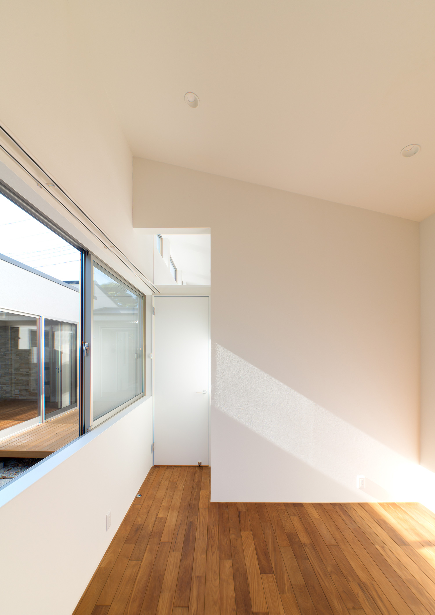 窓から縁側の様子が見える、白い壁でフローリングの個室・デザイン住宅 注文住宅・デザイン住宅建築実例_『CASE649 光の通り道』_寝室