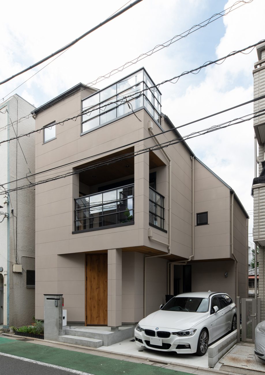 白い車が一台止まっているグレージュの外壁の住まい・デザイン住宅 注文住宅・デザイン住宅建築実例_『CASE651 New_tral House』_外観