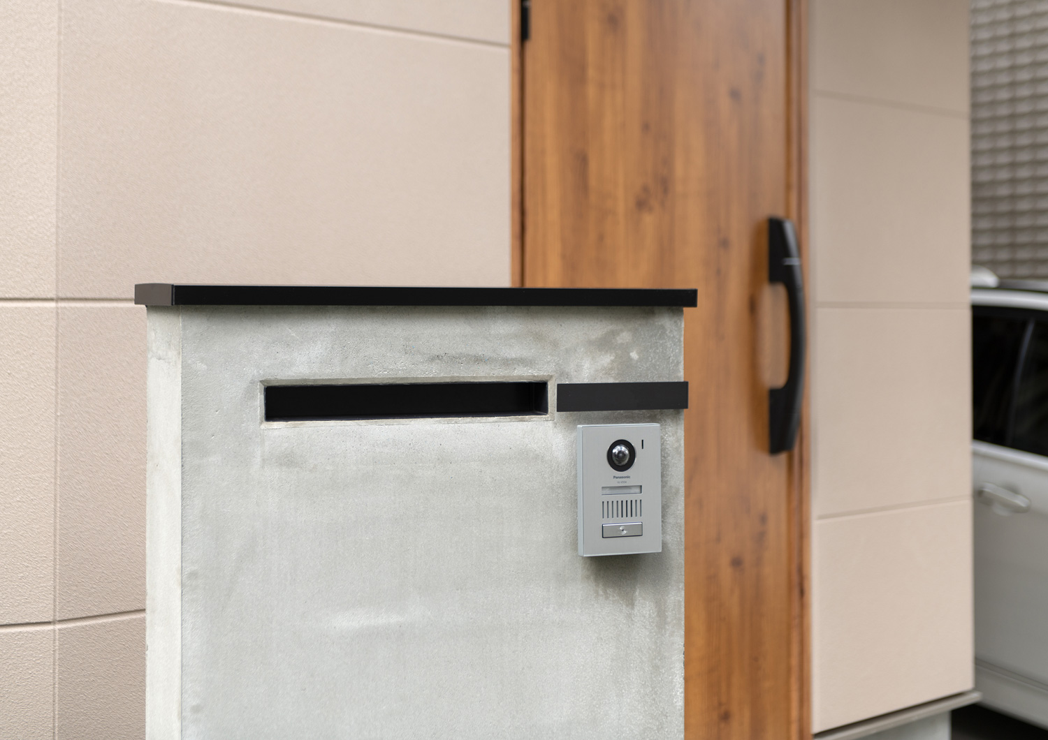 木製の扉の前に門柱が設けられた玄関ポーチ・デザイン住宅 注文住宅・デザイン住宅建築実例_『CASE651 New_tral House』_外観