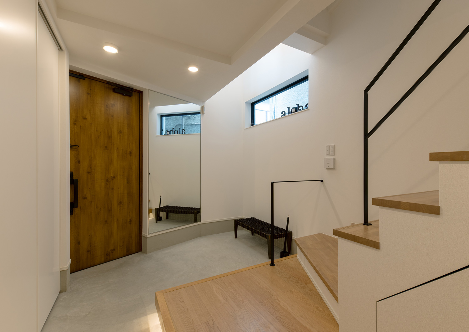 フローリングのフロアからモルタルの土間玄関を見渡した様子・デザイン住宅 注文住宅・デザイン住宅建築実例_『CASE651 New_tral House』_玄関