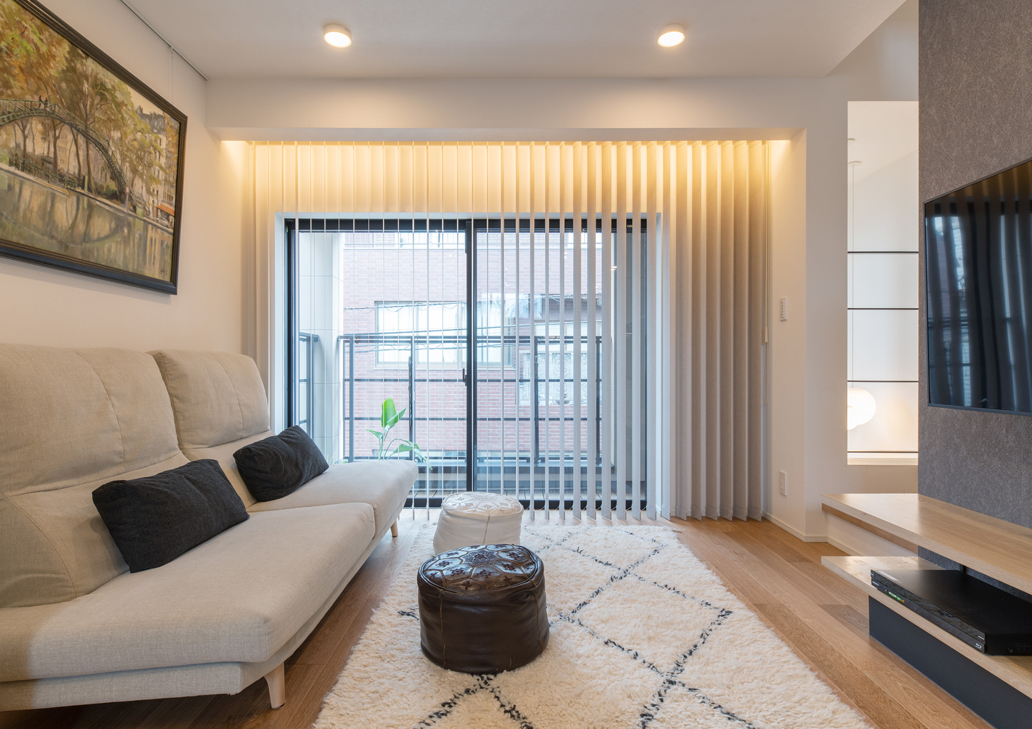 窓の前にあるバーチカルブラインドが間接照明に照らされたLDK・デザイン住宅 注文住宅・デザイン住宅建築実例_『CASE651 New_tral House』_LDK