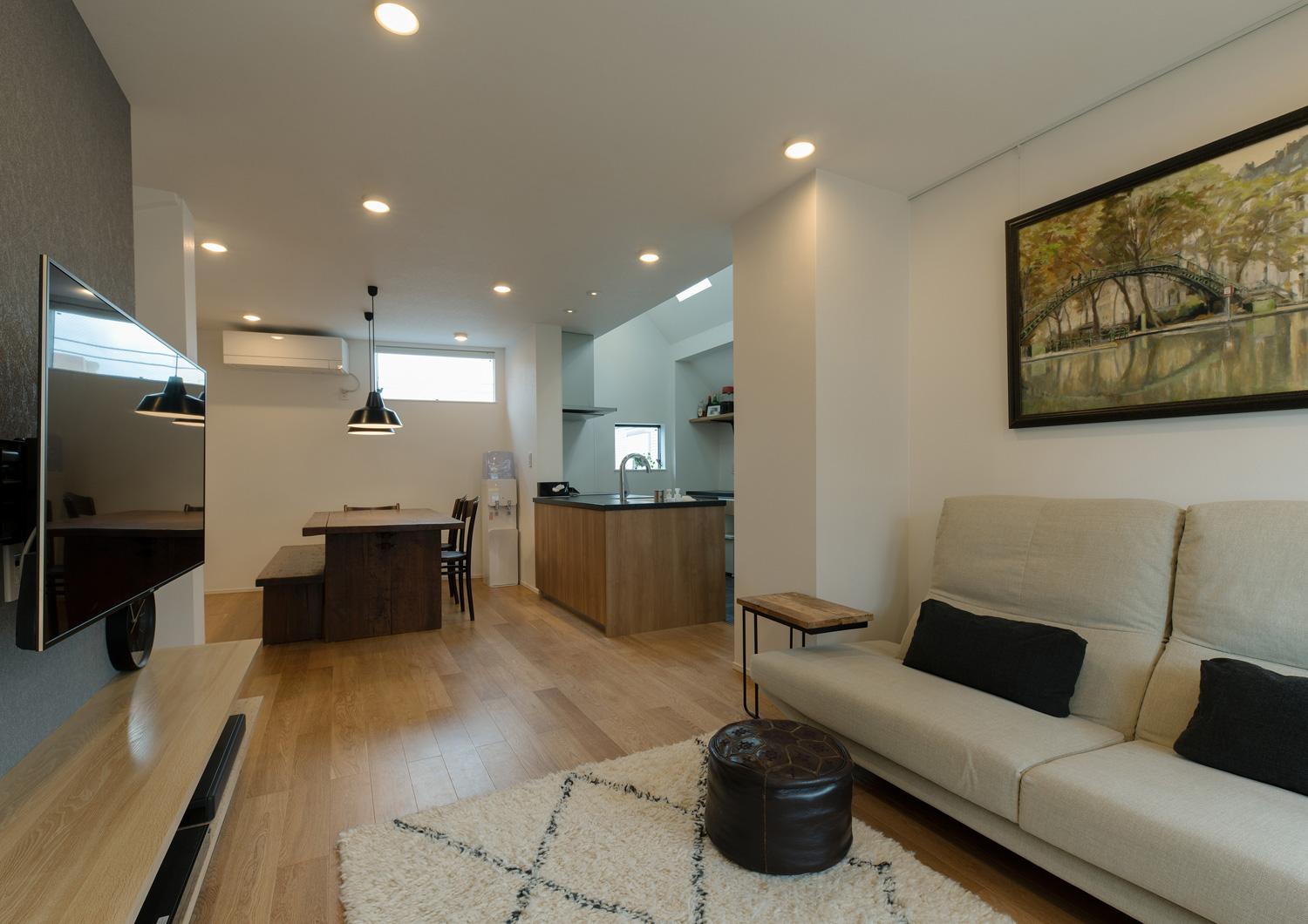 白い壁に絵画が飾られたソファーのあるLDK・デザイン住宅 注文住宅・デザイン住宅建築実例_『CASE651 New_tral House』_LDK