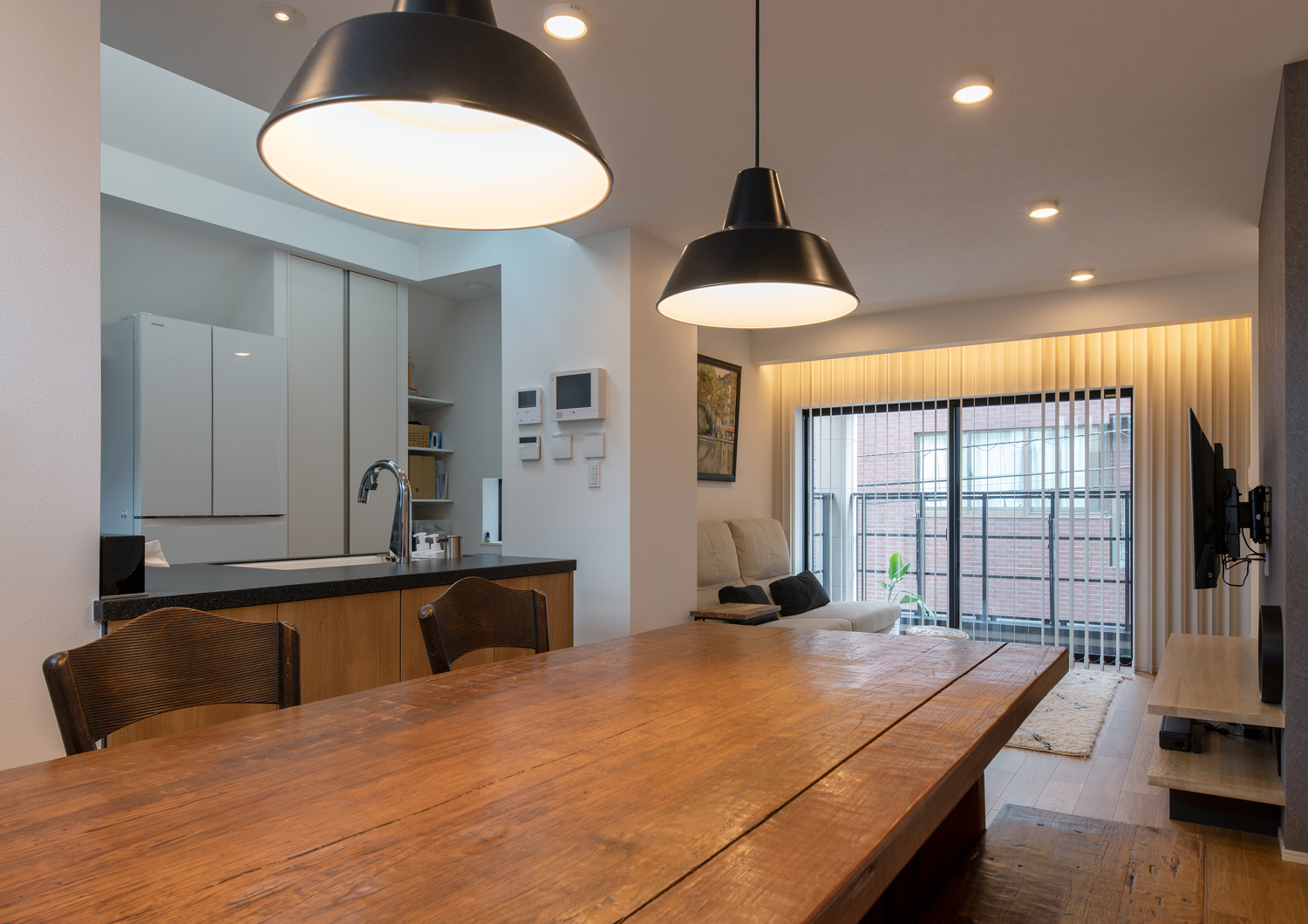 ペンダントライトに照らされた一枚板のダイニングテーブル・デザイン住宅 注文住宅・デザイン住宅建築実例_『CASE651 New_tral House』_LDK