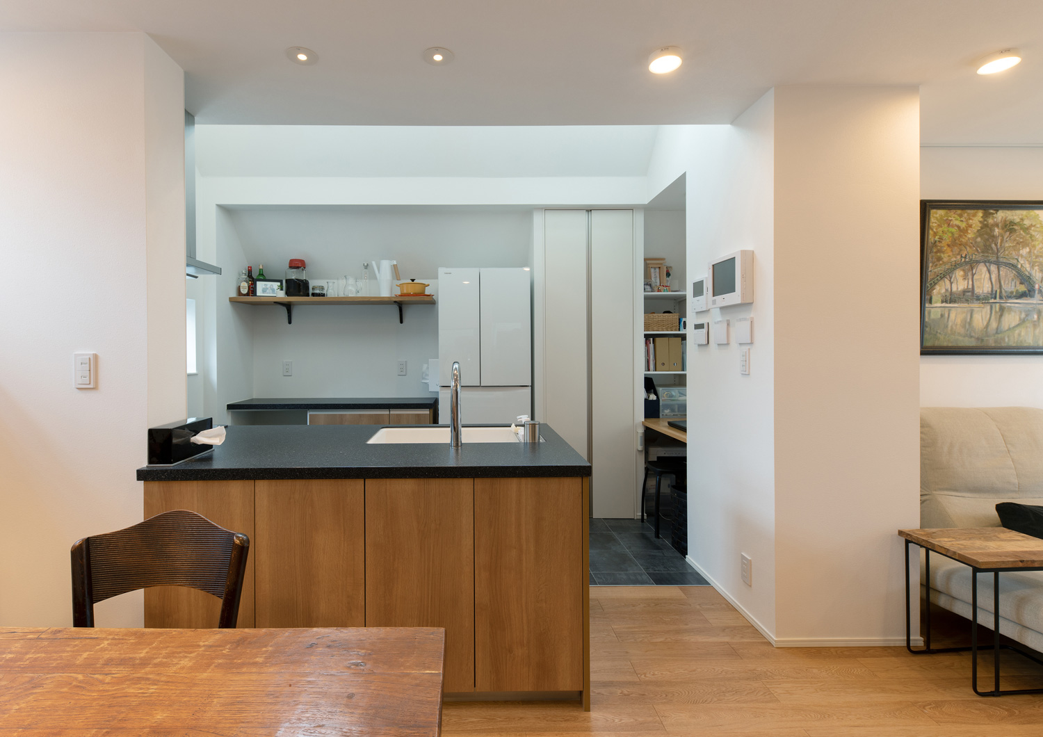 壁の色と統一された棚や冷蔵庫があるキッチン・デザイン住宅 注文住宅・デザイン住宅建築実例_『CASE651 New_tral House』_LDK