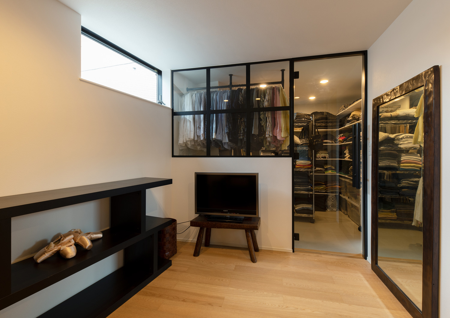 ガラスの扉で仕切られたウォークインクローゼットがあるフローリングの個室・デザイン住宅 注文住宅・デザイン住宅建築実例_『CASE651 New_tral House』_寝室