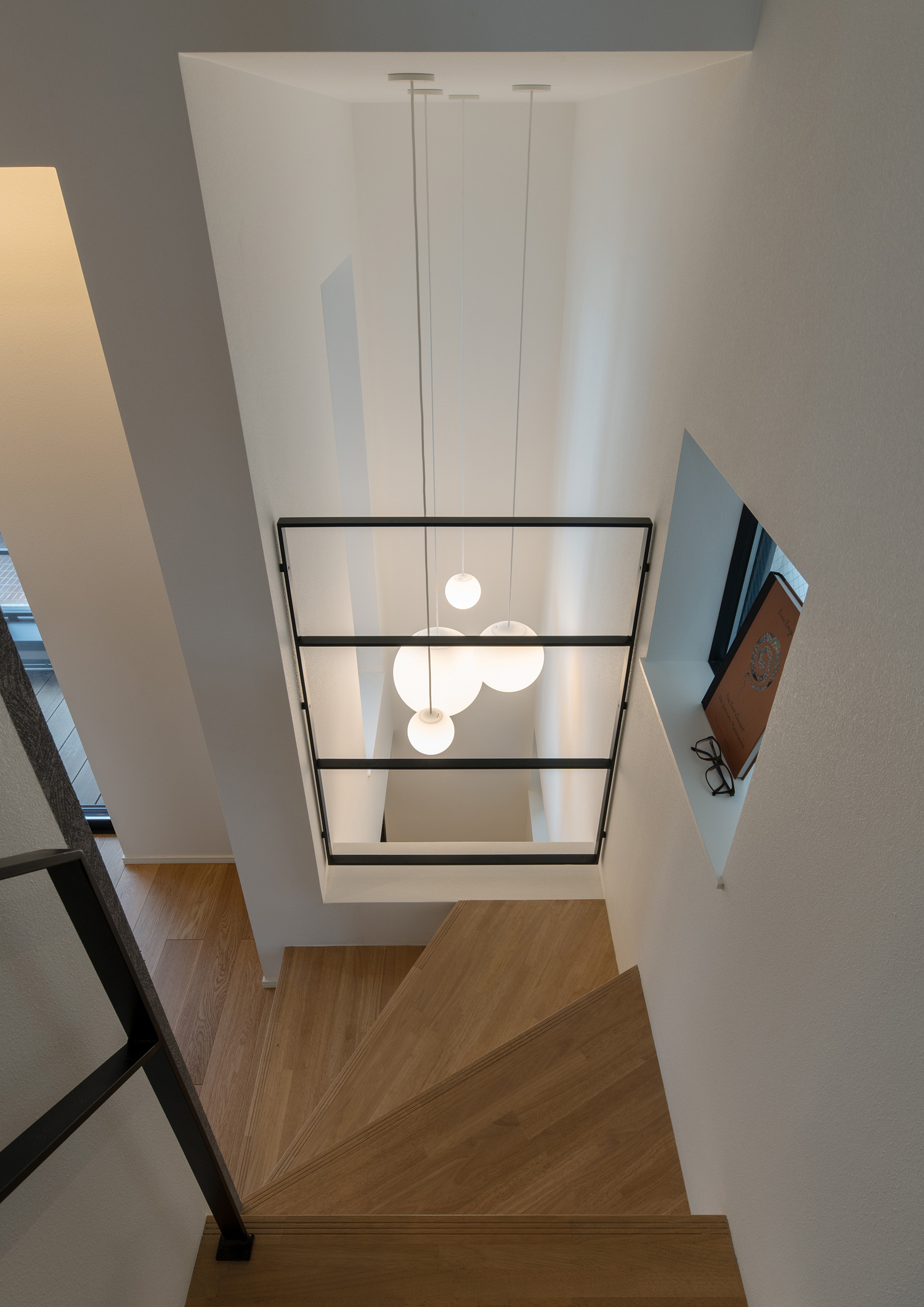 吹き抜けに面した部分に柵がある木製の箱型階段・デザイン住宅 注文住宅・デザイン住宅建築実例_『CASE651 New_tral House』_階段