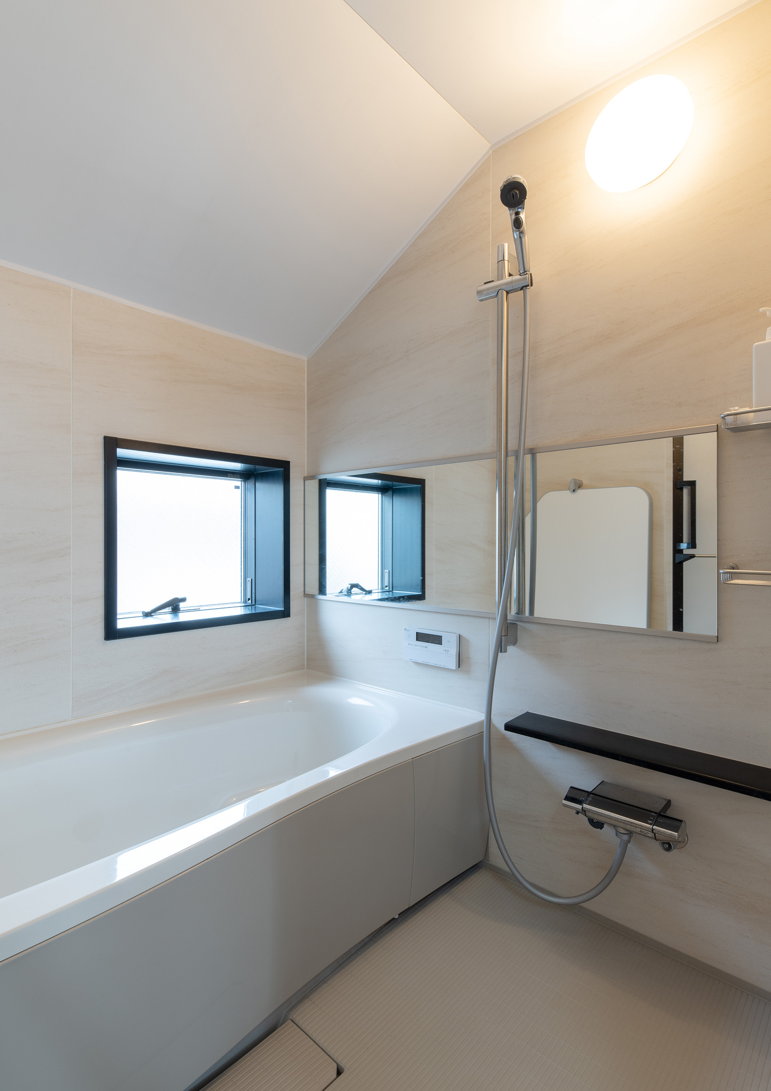 窓がある母屋下がりの浴室・デザイン住宅 注文住宅・デザイン住宅建築実例_『CASE651 New_tral House』_浴室・洗面所