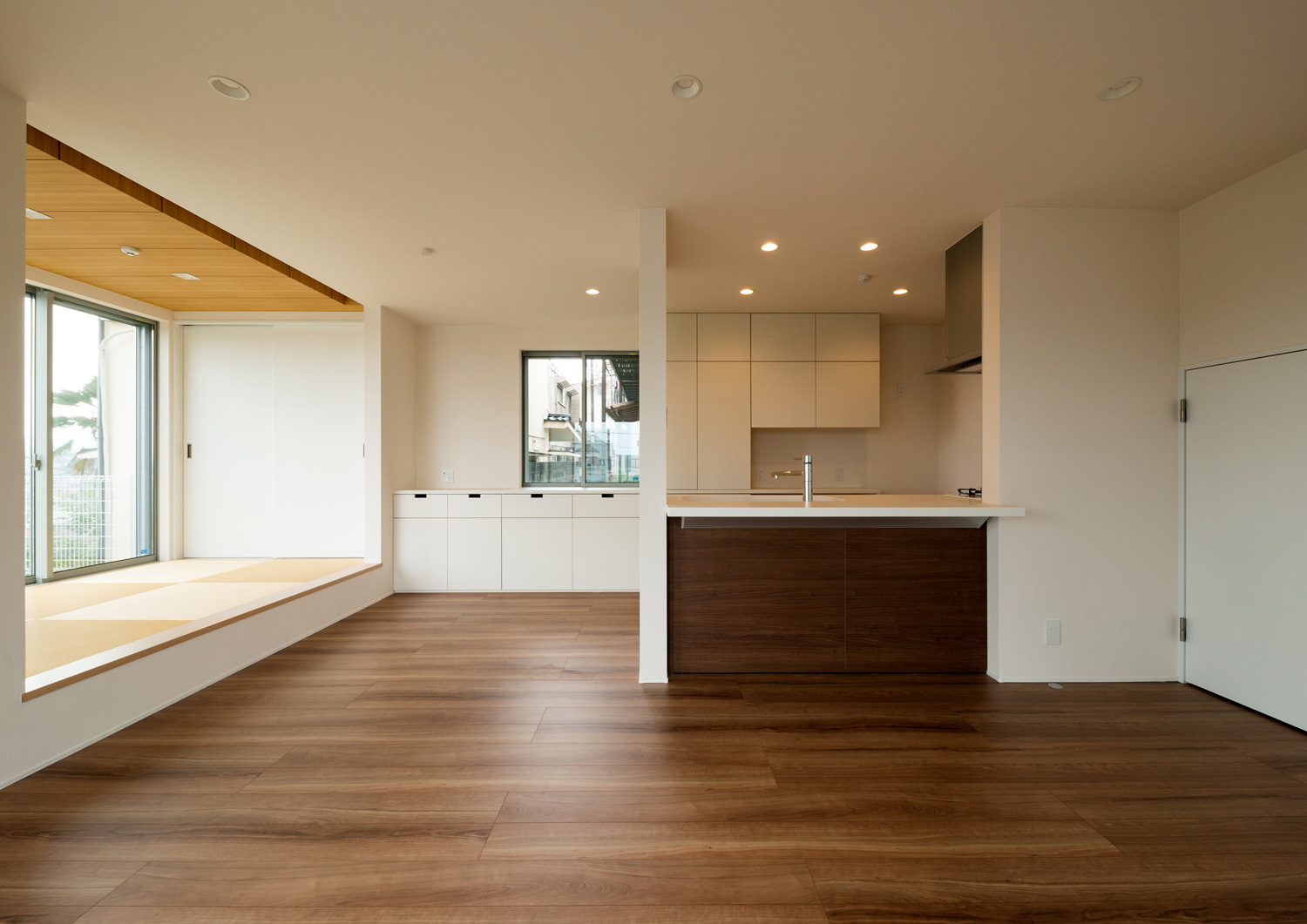 一角に和室スペースがあるフローリングのLDK・デザイン住宅 注文住宅・デザイン住宅建築実例_『CASE650 景色を持つ家』_LDK