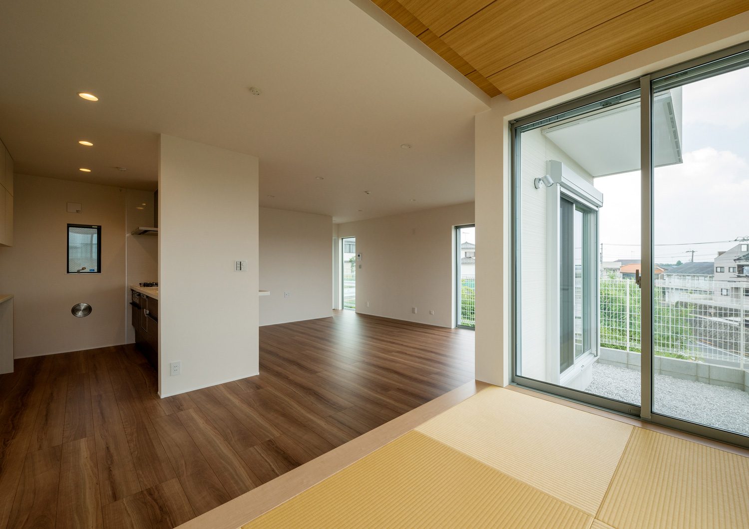 外の様子が見える小上がりになった和室スペース・デザイン住宅 注文住宅・デザイン住宅建築実例_『CASE650 景色を持つ家』_LDK