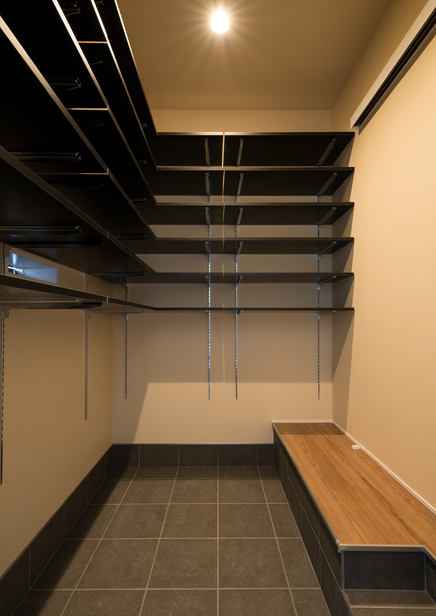 壁に可動棚が取り付けられた室内と繋がるシューズインクローゼット・デザイン住宅 注文住宅・デザイン住宅建築実例_『CASE650 景色を持つ家』_玄関