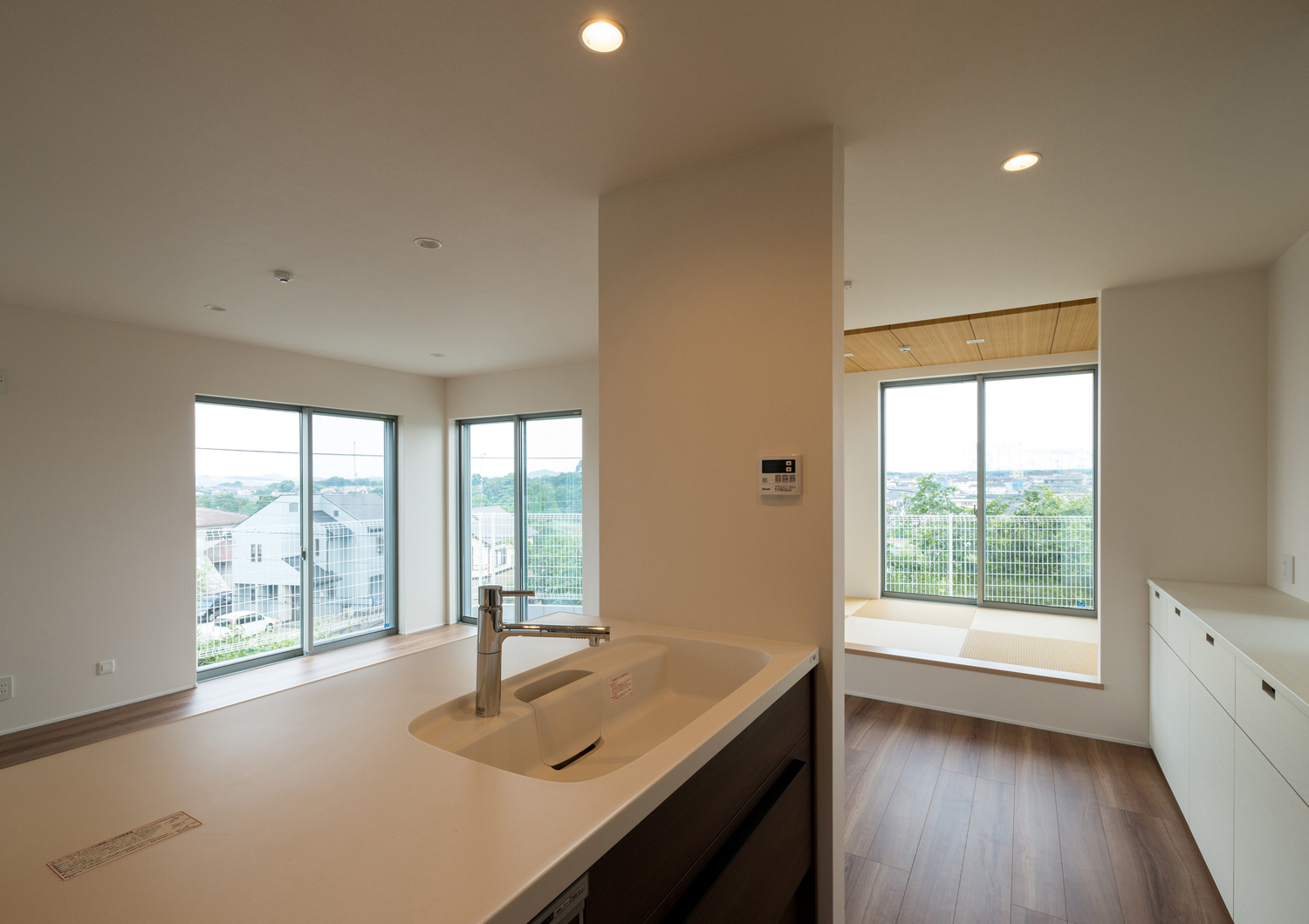 和室や外の様子が見える白いキッチン・デザイン住宅 注文住宅・デザイン住宅建築実例_『CASE650 景色を持つ家』_キッチン