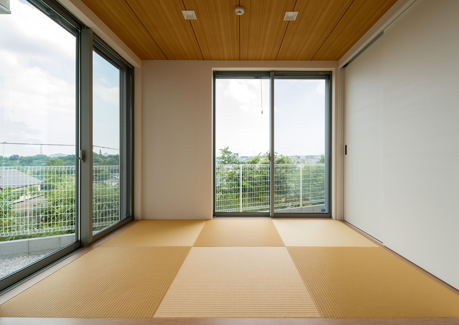 木目の天井で、二方向の窓から外の様子が見える琉球畳の和室・デザイン住宅 注文住宅・デザイン住宅建築実例_『CASE650 景色を持つ家』_和室