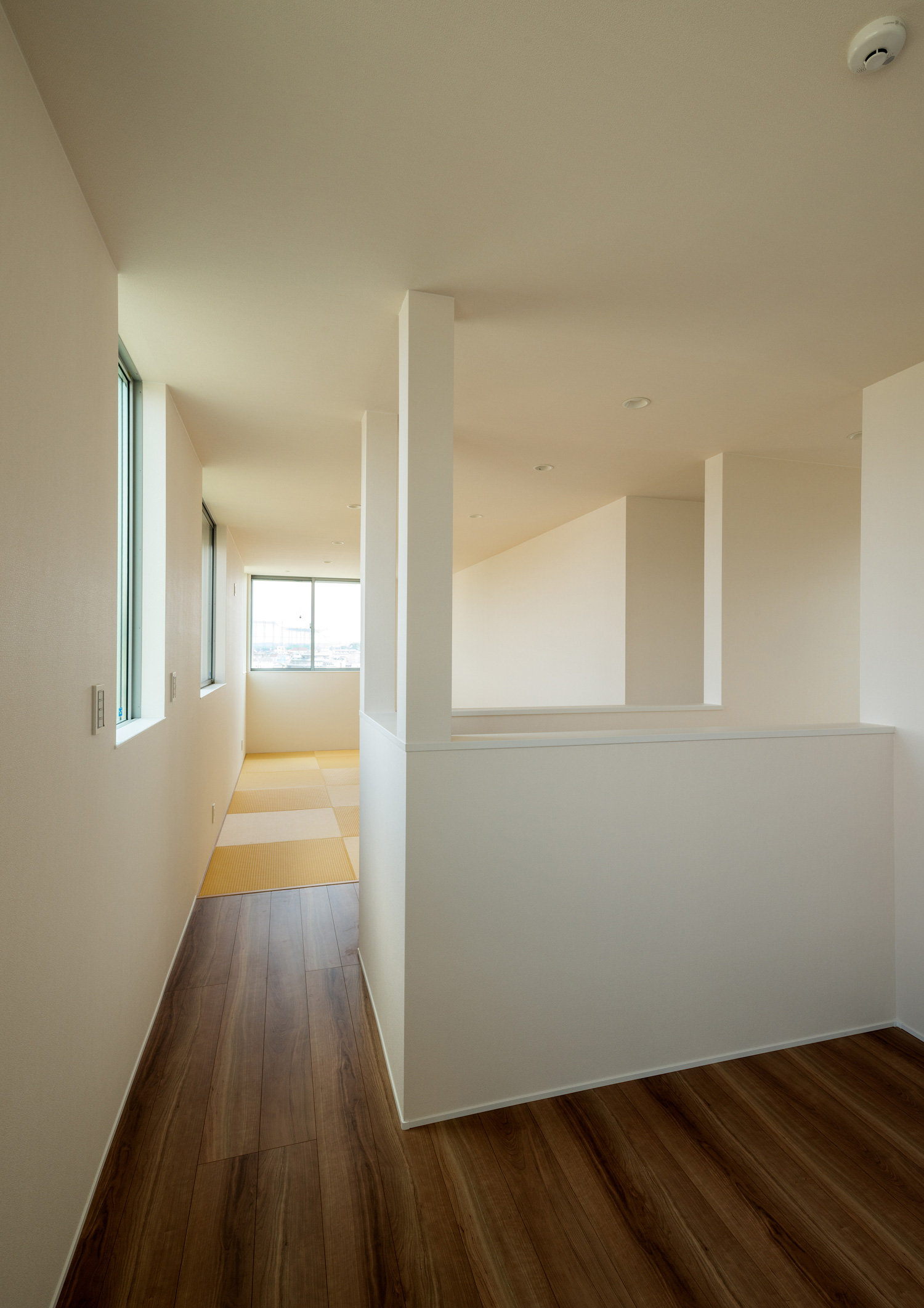 フローリングから畳スペースに繋がるフロア・デザイン住宅 注文住宅・デザイン住宅建築実例_『CASE650 景色を持つ家』_和室