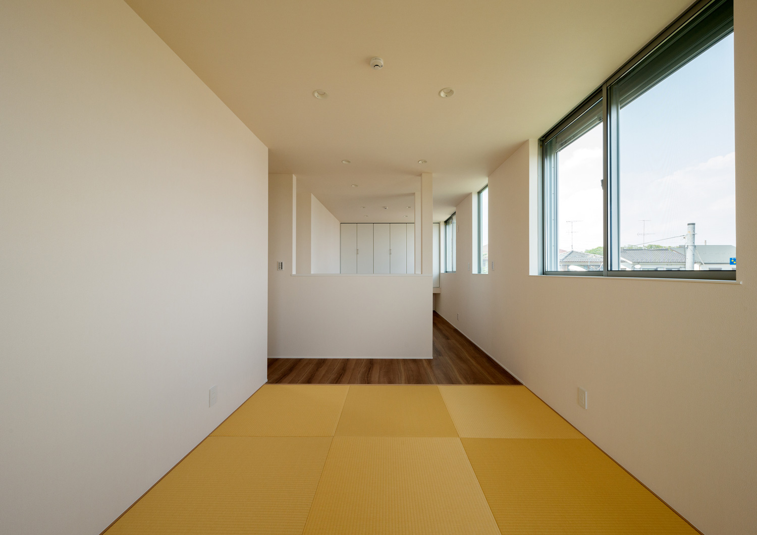 琉球畳のフロアから、フローリングのフロアや窓の外が見える様子・デザイン住宅 注文住宅・デザイン住宅建築実例_『CASE650 景色を持つ家』_和室